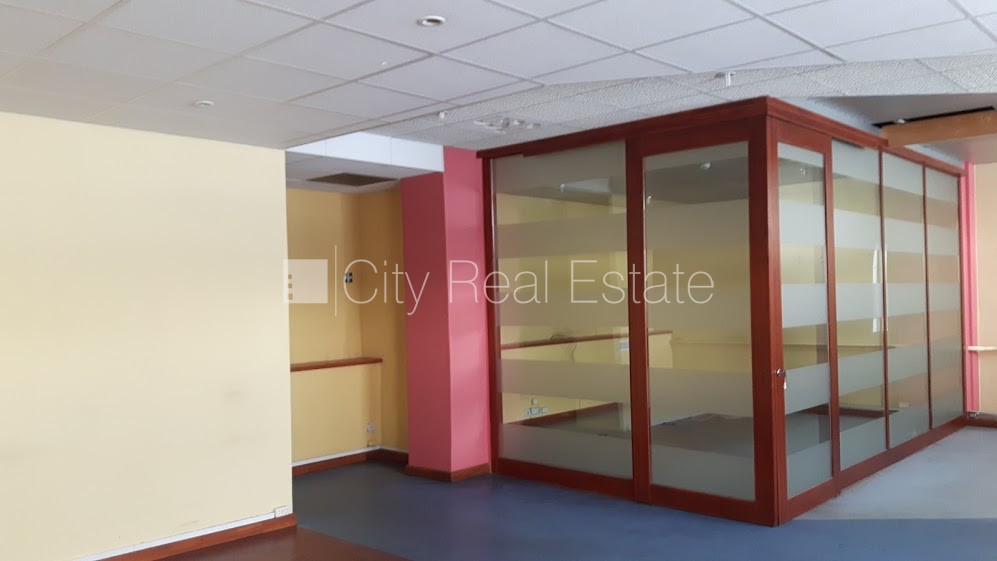 Объявление. Закрытая территория, территория обнесена железным забором, места для нескольких машин, лестничная Цена: 296 EUR/мес. Foto #4