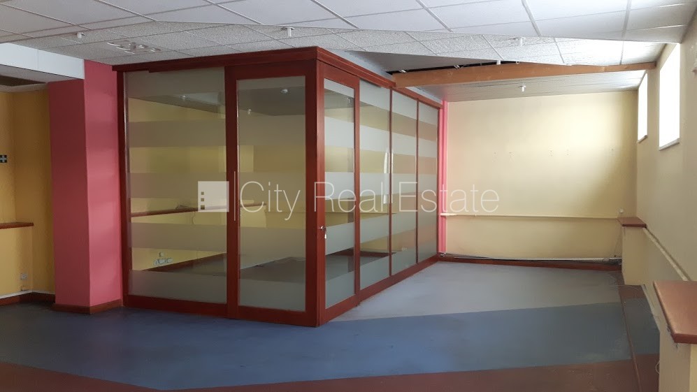 Объявление. Закрытая территория, территория обнесена железным забором, места для нескольких машин, лестничная Цена: 296 EUR/мес. Foto #1