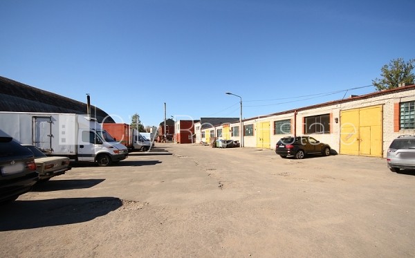 Объявление. Закрытая территория, территория обнесена железным забором, места для нескольких машин, лестничная Цена: 296 EUR/мес. Foto #8