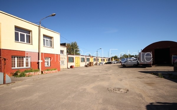 Объявление. Закрытая территория, территория обнесена железным забором, места для нескольких машин, лестничная Цена: 296 EUR/мес. Foto #7