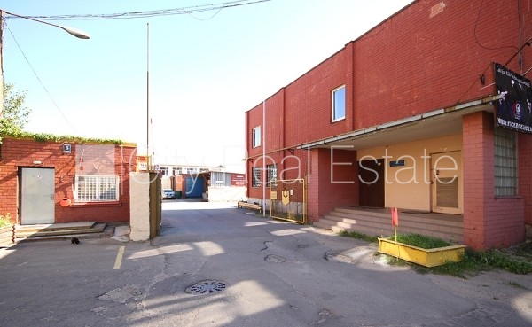 Объявление. Закрытая территория, территория обнесена железным забором, места для нескольких машин, лестничная Цена: 296 EUR/мес. Foto #5