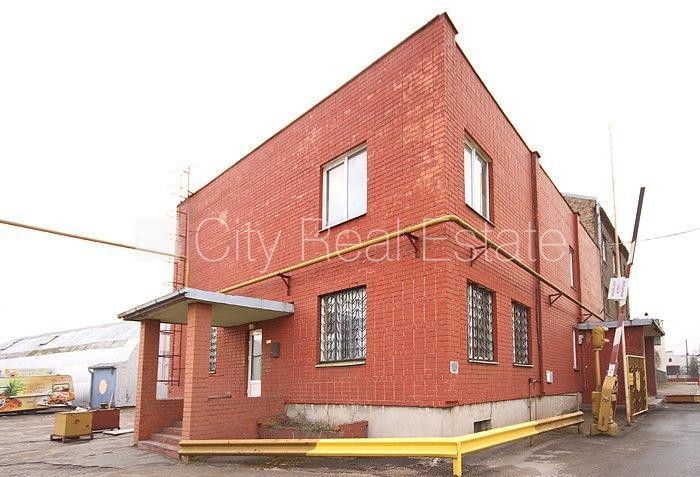 Объявление. Закрытая территория, территория обнесена железным забором, места для нескольких машин, лестничная Цена: 296 EUR/мес. Foto #6