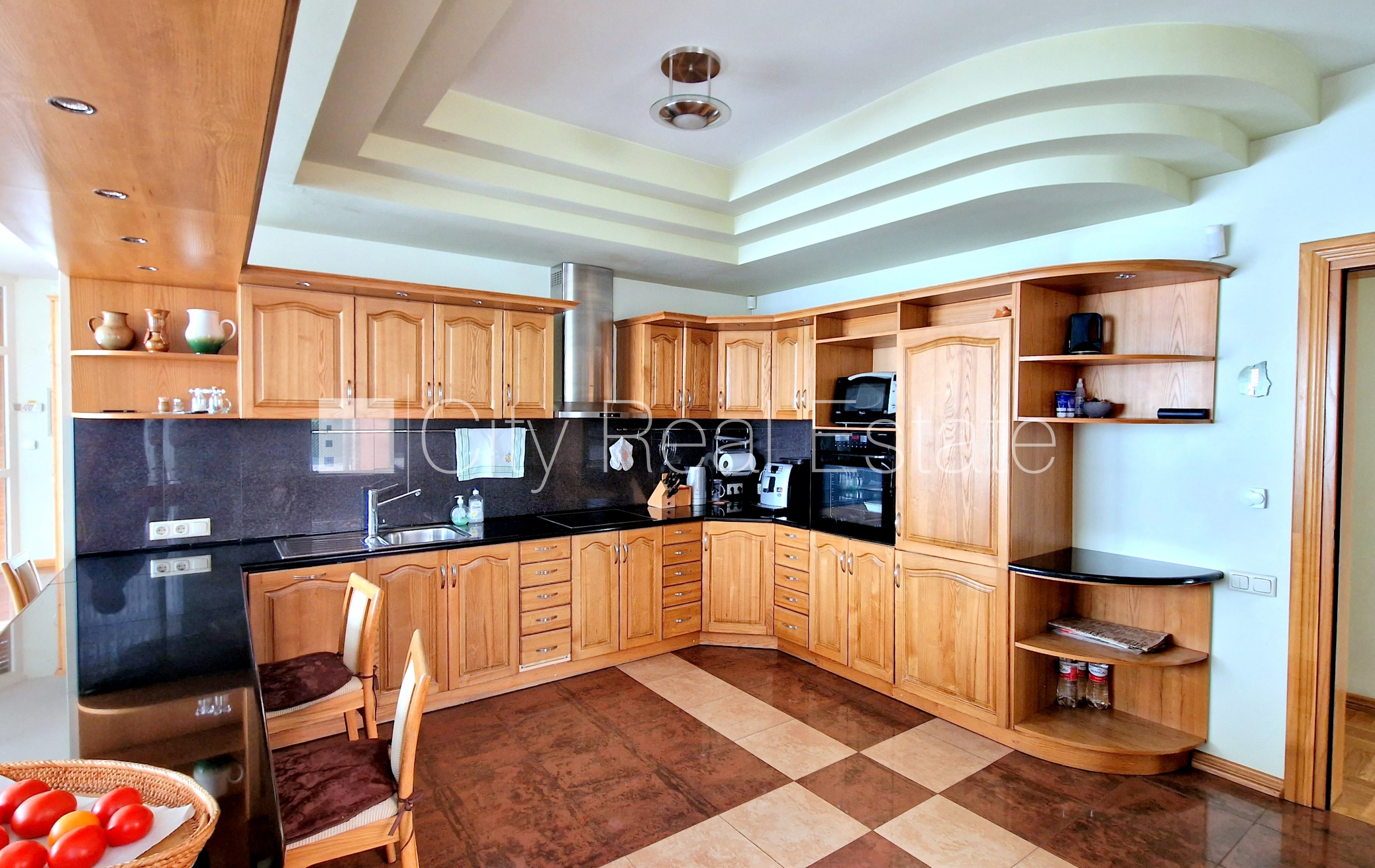 Объявление. Земля в собственности, частный дом, благоустроенная озеленённая территория 1910 м2, гараж на две Цена: 545500 EUR Foto #10