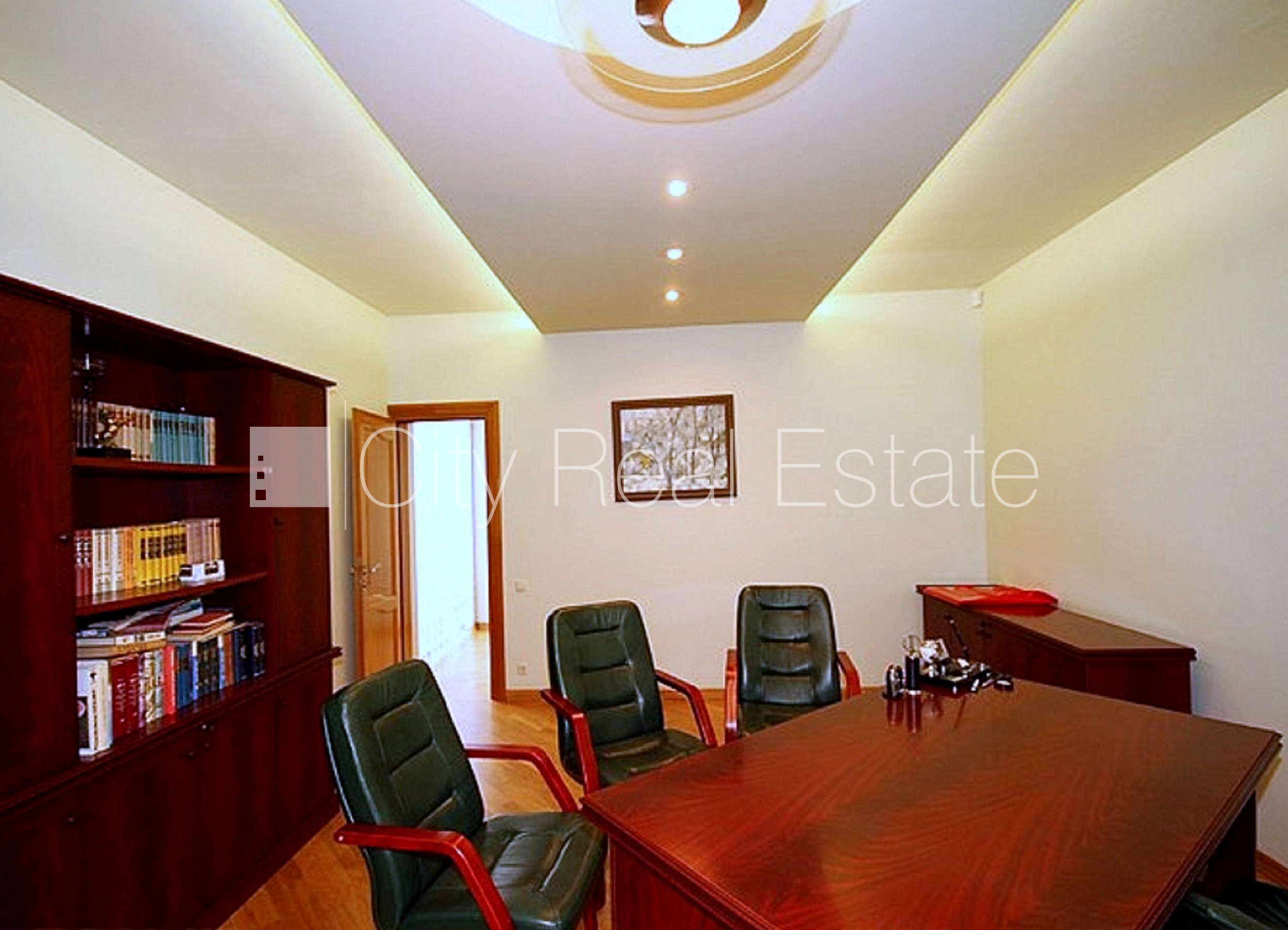 Объявление. Земля в собственности, частный дом, благоустроенная озеленённая территория 1910 м2, гараж на две Цена: 545500 EUR Foto #19