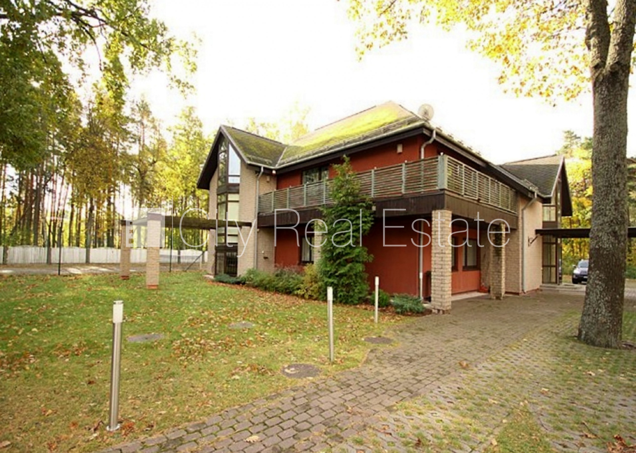 Объявление. Земля в собственности, частный дом, благоустроенная озеленённая территория 1910 м2, гараж на две Цена: 545500 EUR Foto #5