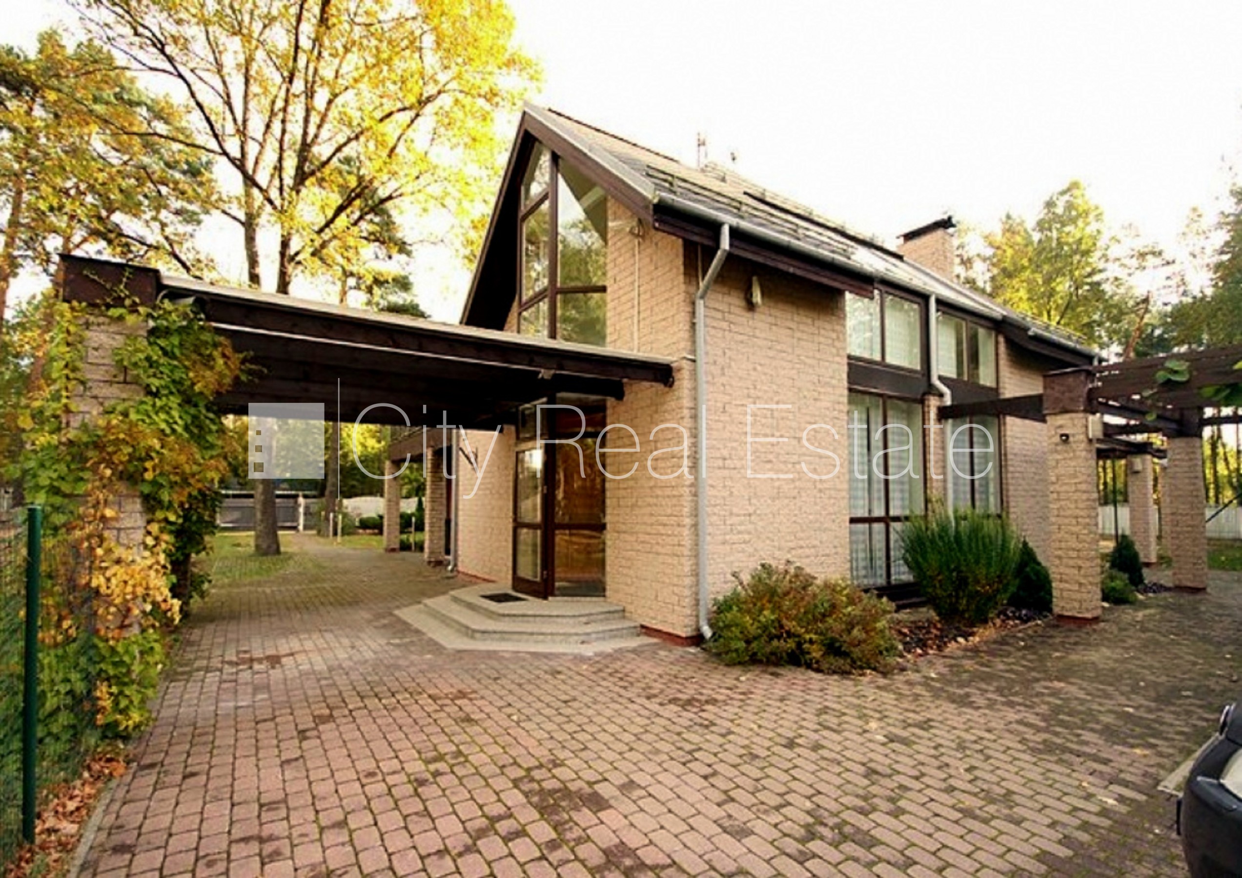 Объявление. Земля в собственности, частный дом, благоустроенная озеленённая территория 1910 м2, гараж на две Цена: 545500 EUR Foto #6