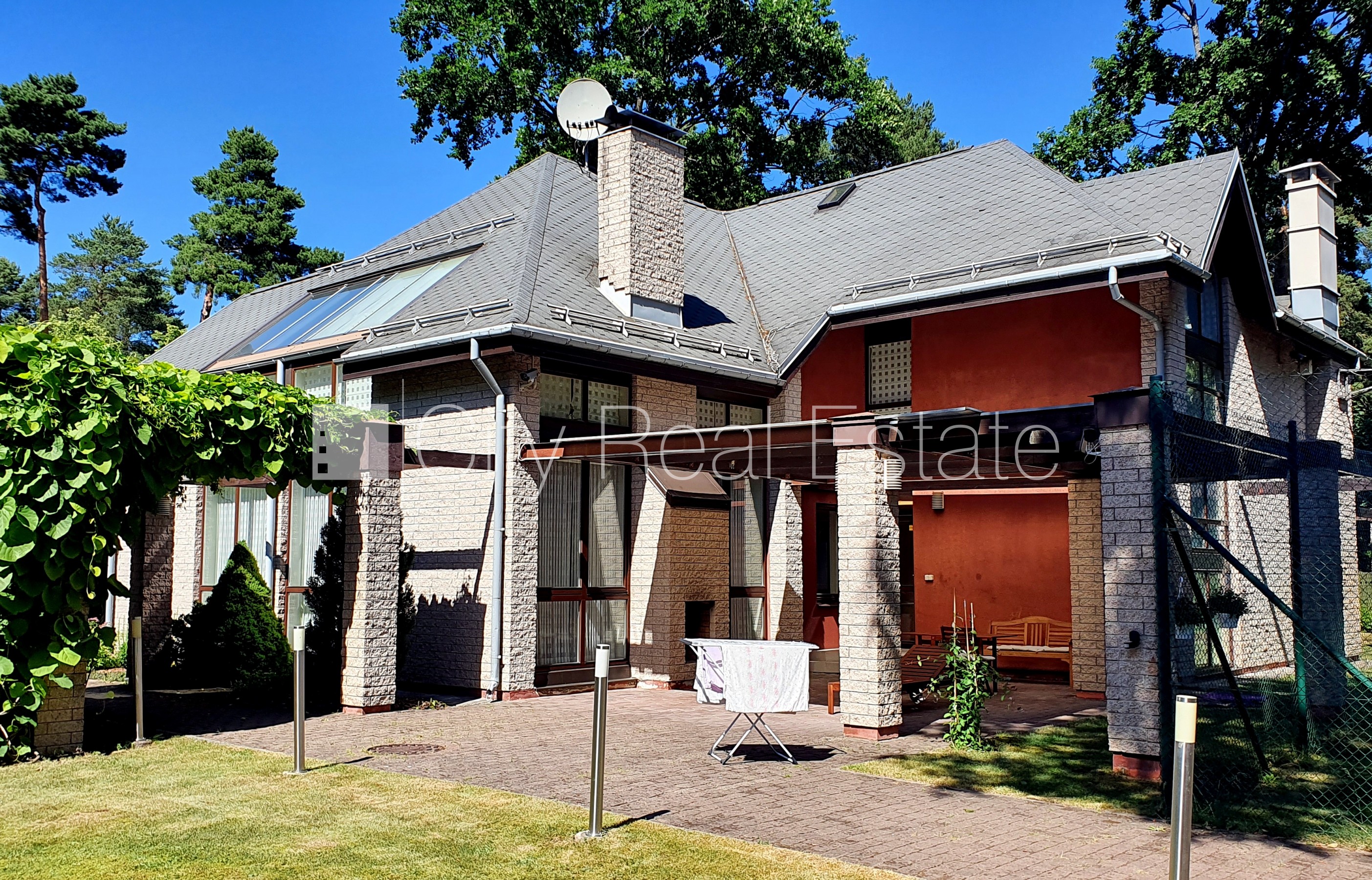 Объявление. Земля в собственности, частный дом, благоустроенная озеленённая территория 1910 м2, гараж на две Цена: 545500 EUR Foto #3