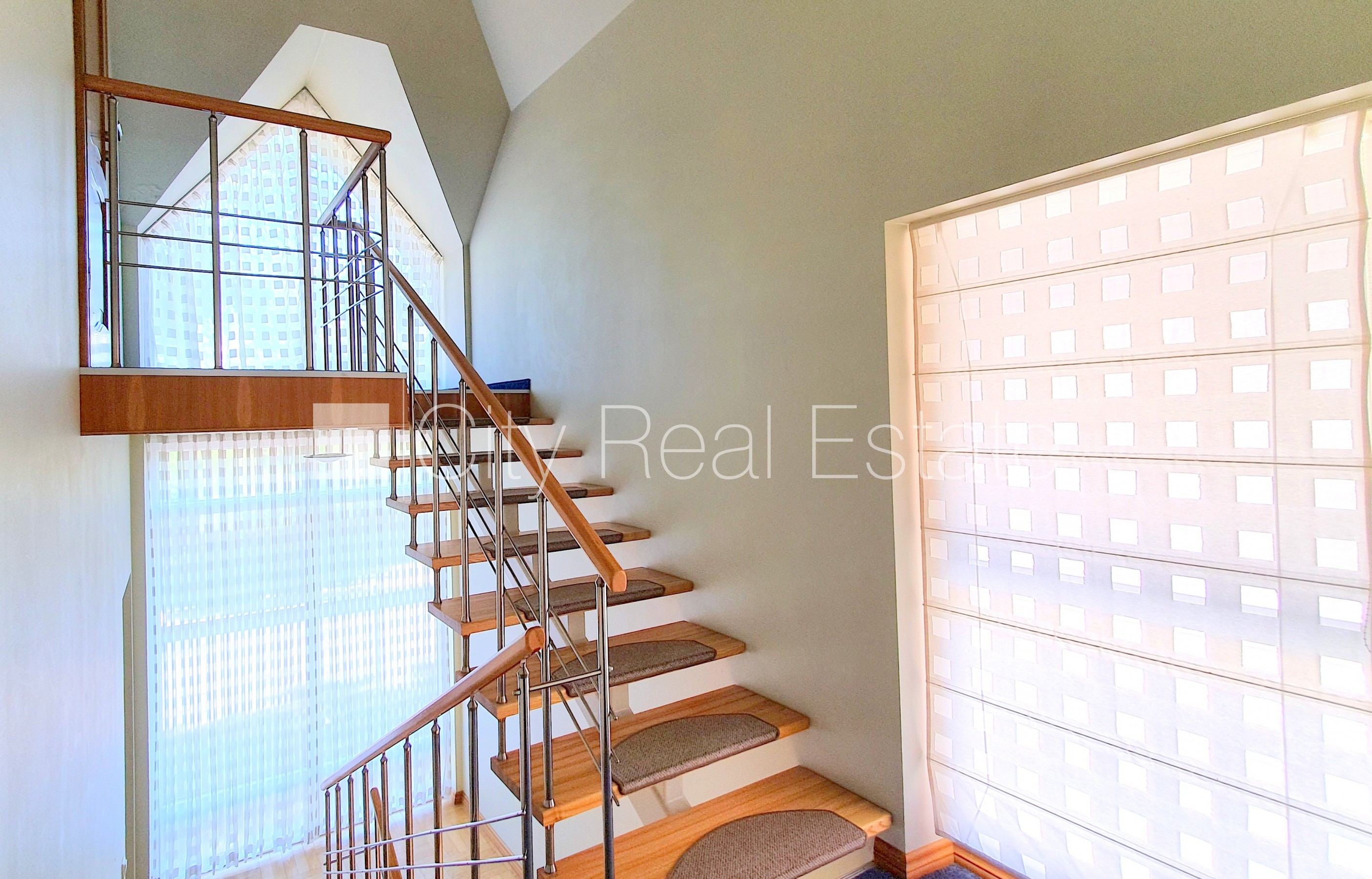 Объявление. Земля в собственности, частный дом, благоустроенная озеленённая территория 1910 м2, гараж на две Цена: 545500 EUR Foto #22