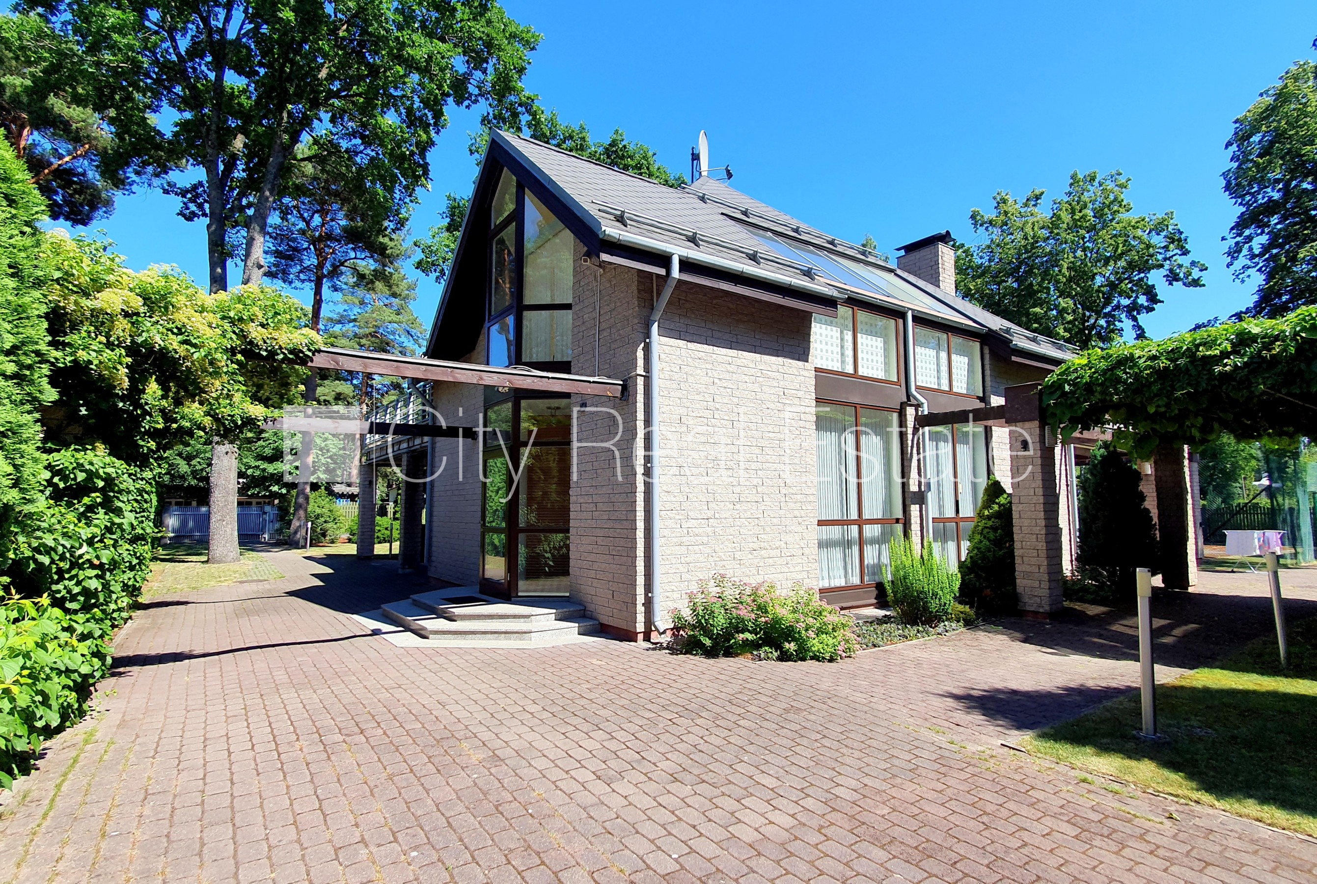 Объявление. Земля в собственности, частный дом, благоустроенная озеленённая территория 1910 м2, гараж на две Цена: 545500 EUR Foto #2