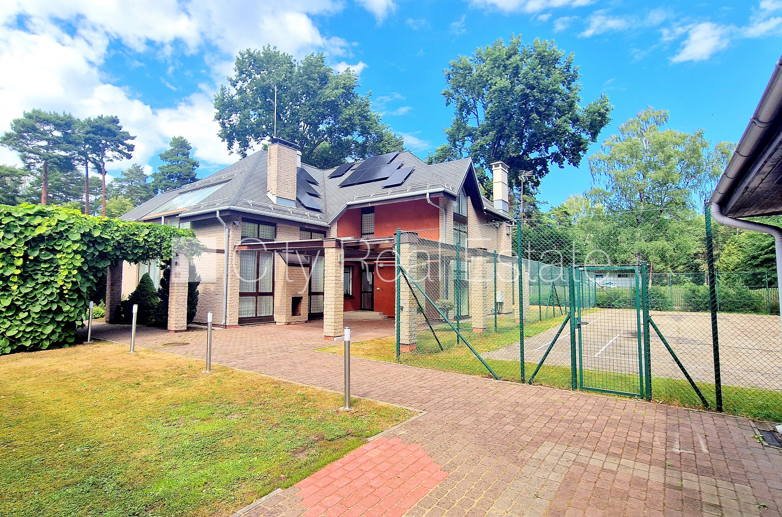 Объявление. Земля в собственности, частный дом, благоустроенная озеленённая территория 1910 м2, гараж на две Цена: 545500 EUR Foto #1