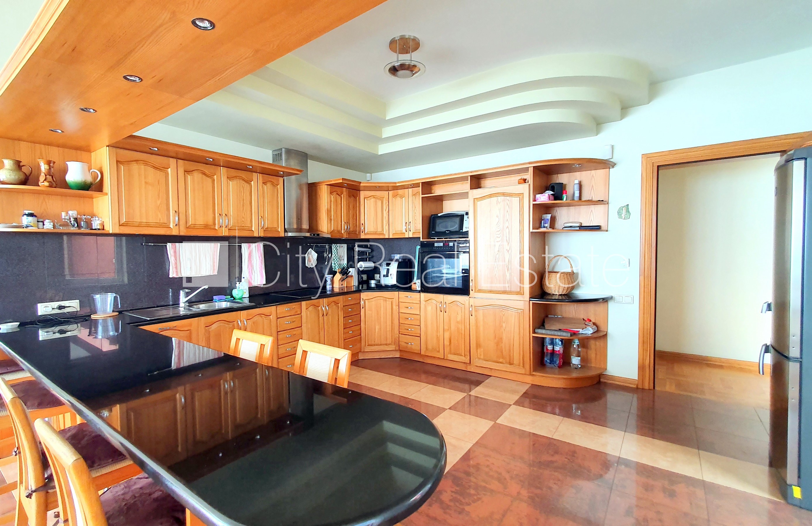 Объявление. Земля в собственности, частный дом, благоустроенная озеленённая территория 1910 м2, гараж на две Цена: 545500 EUR Foto #9