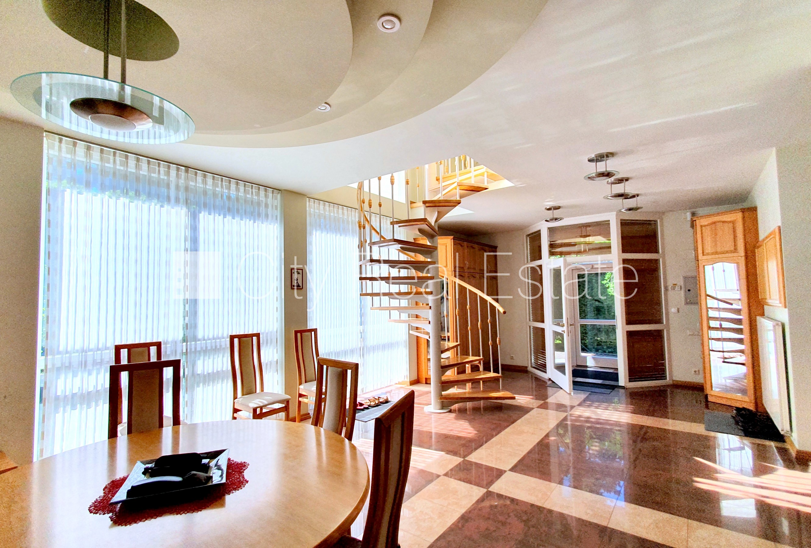 Объявление. Земля в собственности, частный дом, благоустроенная озеленённая территория 1910 м2, гараж на две Цена: 545500 EUR Foto #7