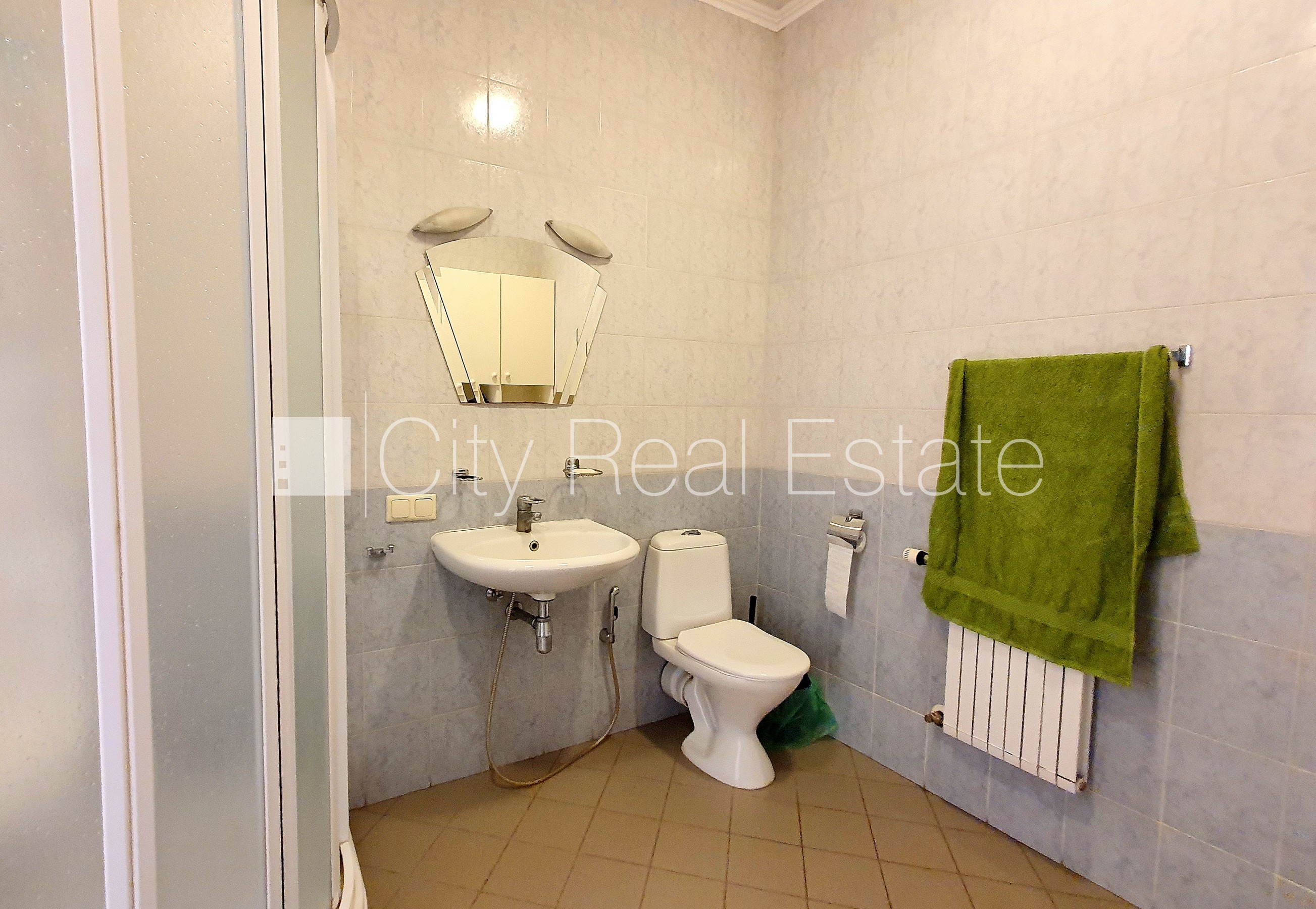 Объявление. Земля в собственности, частный дом, благоустроенная озеленённая территория 1910 м2, гараж на две Цена: 545500 EUR Foto #16