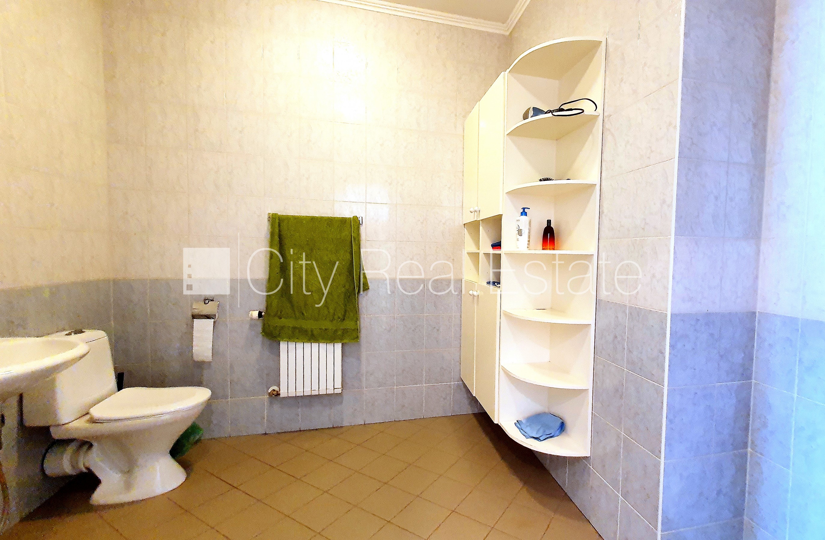 Объявление. Земля в собственности, частный дом, благоустроенная озеленённая территория 1910 м2, гараж на две Цена: 545500 EUR Foto #17