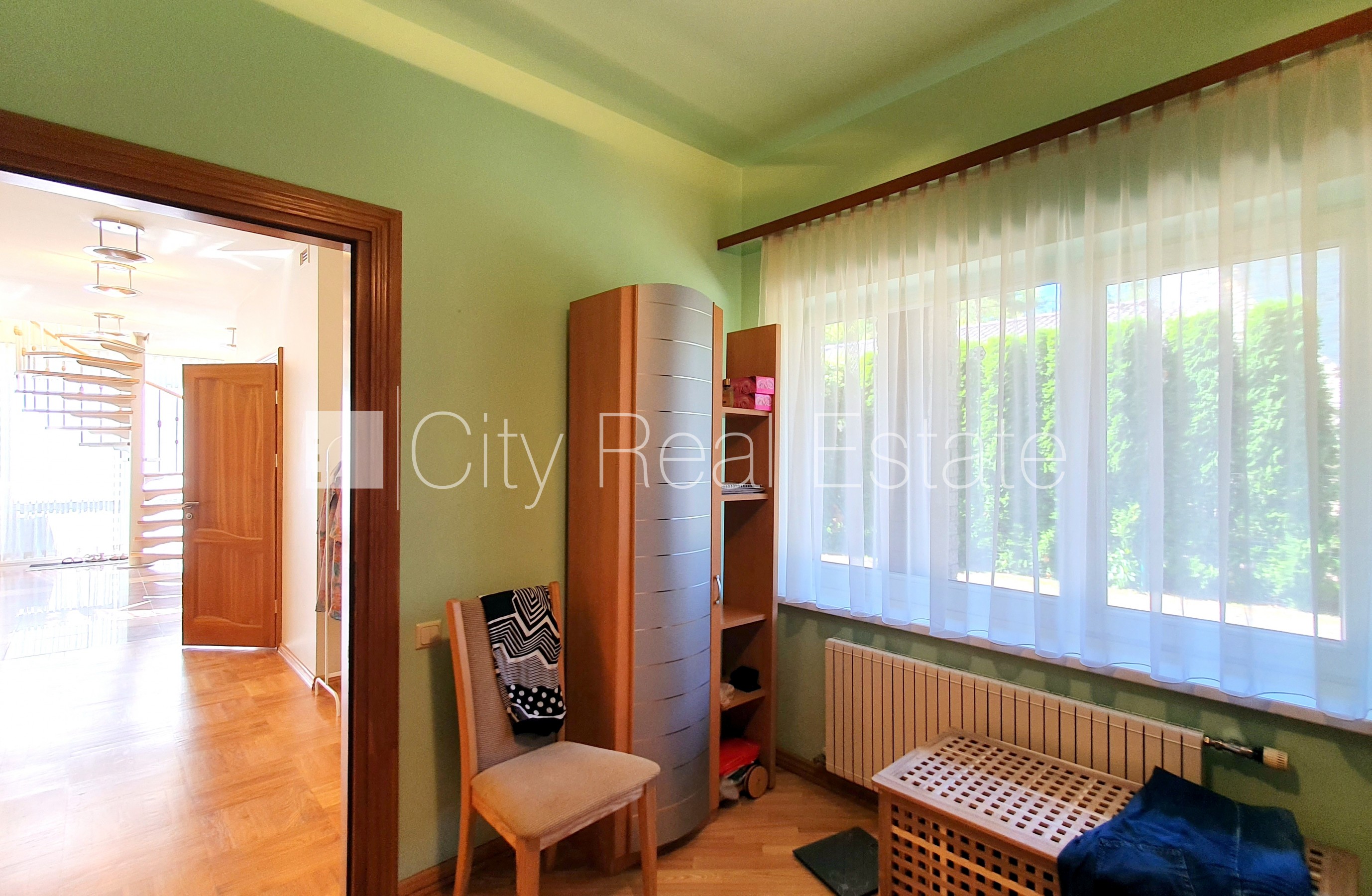 Объявление. Земля в собственности, частный дом, благоустроенная озеленённая территория 1910 м2, гараж на две Цена: 545500 EUR Foto #13