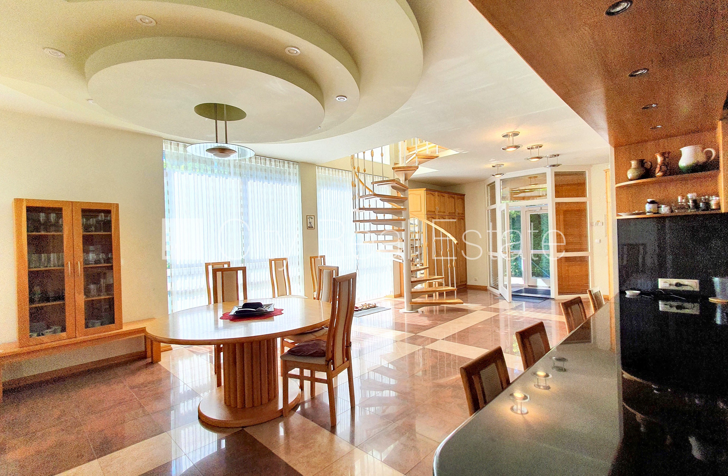 Объявление. Земля в собственности, частный дом, благоустроенная озеленённая территория 1910 м2, гараж на две Цена: 545500 EUR Foto #8