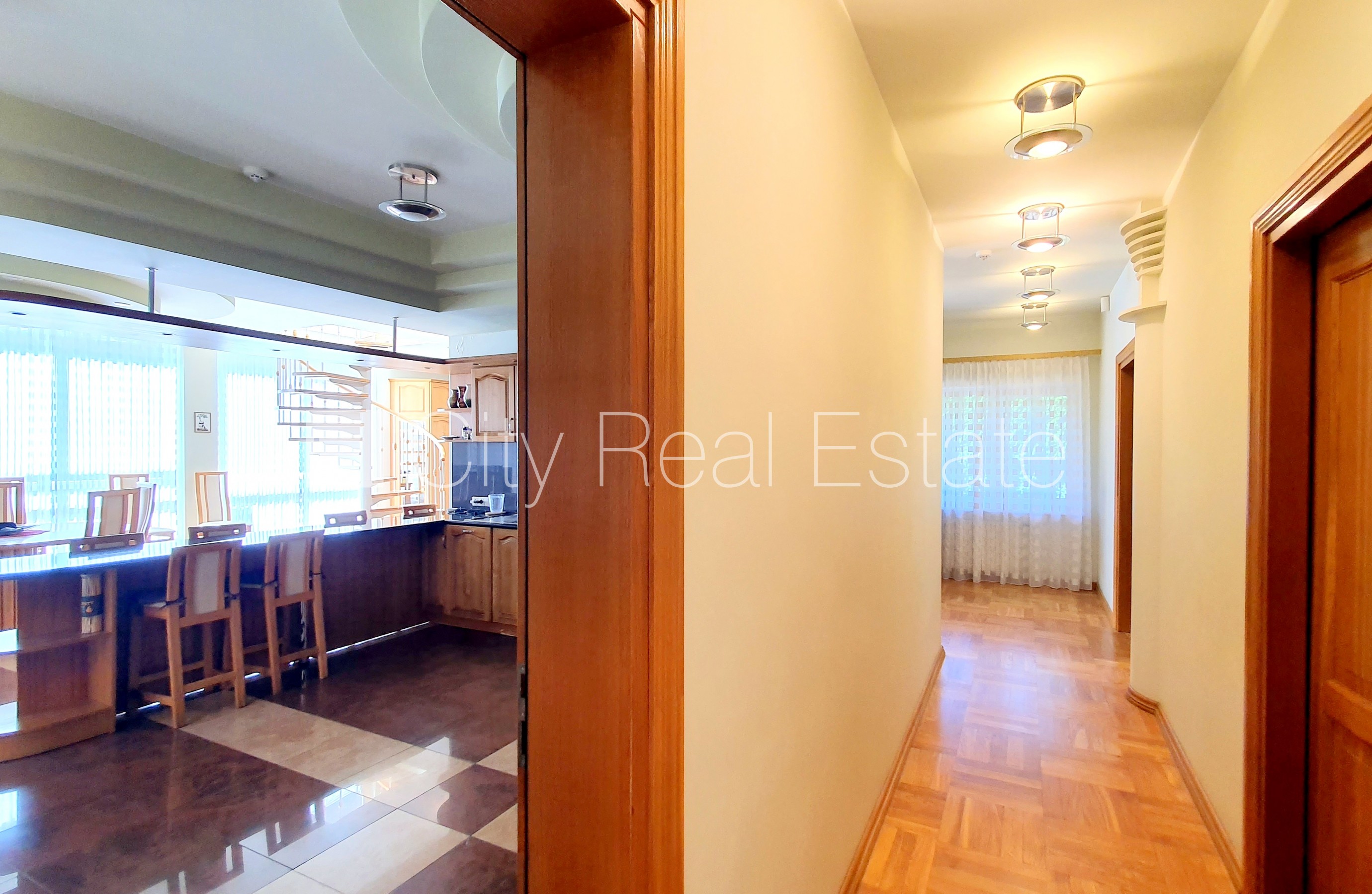 Объявление. Земля в собственности, частный дом, благоустроенная озеленённая территория 1910 м2, гараж на две Цена: 545500 EUR Foto #15