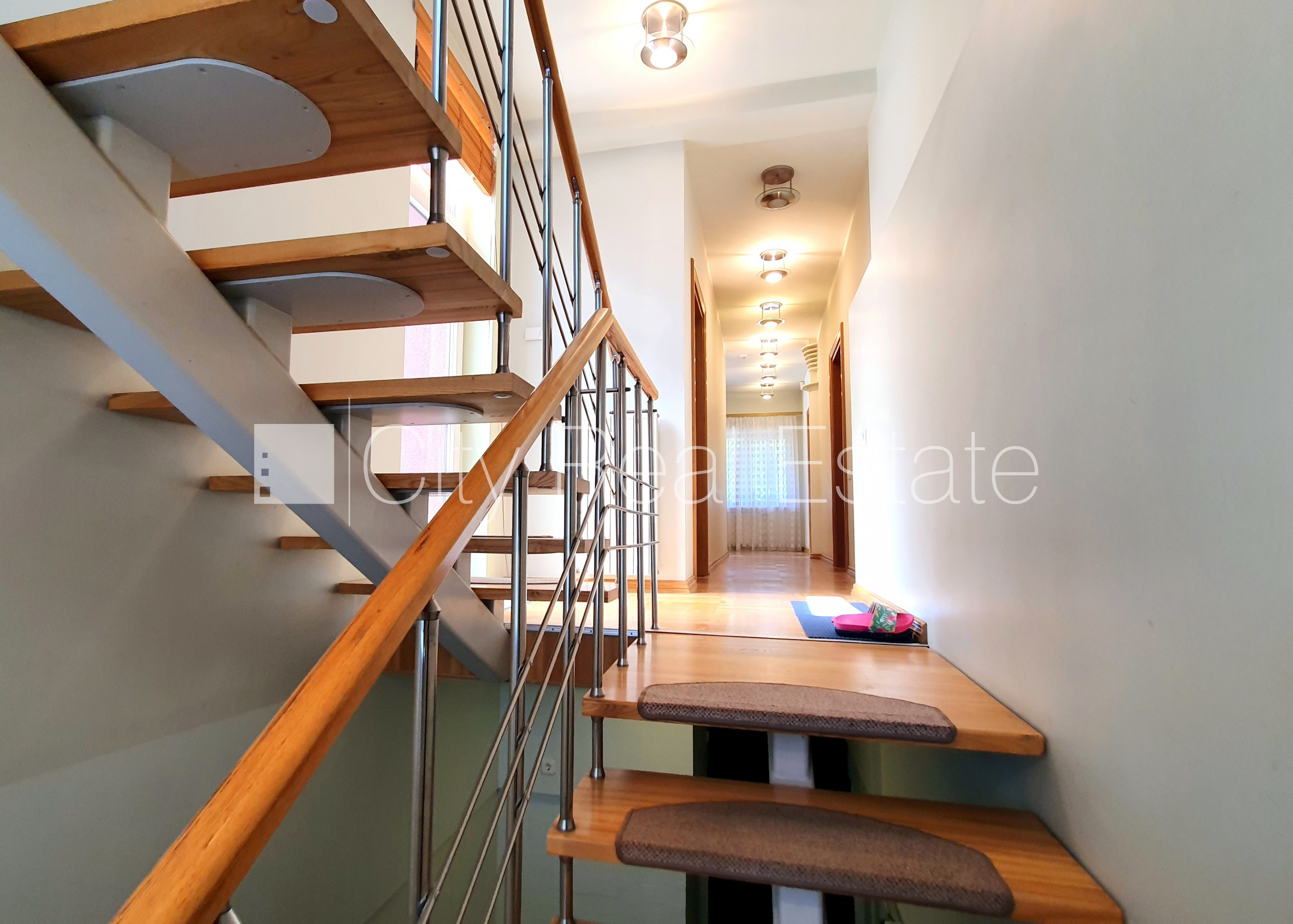 Объявление. Земля в собственности, частный дом, благоустроенная озеленённая территория 1910 м2, гараж на две Цена: 545500 EUR Foto #18