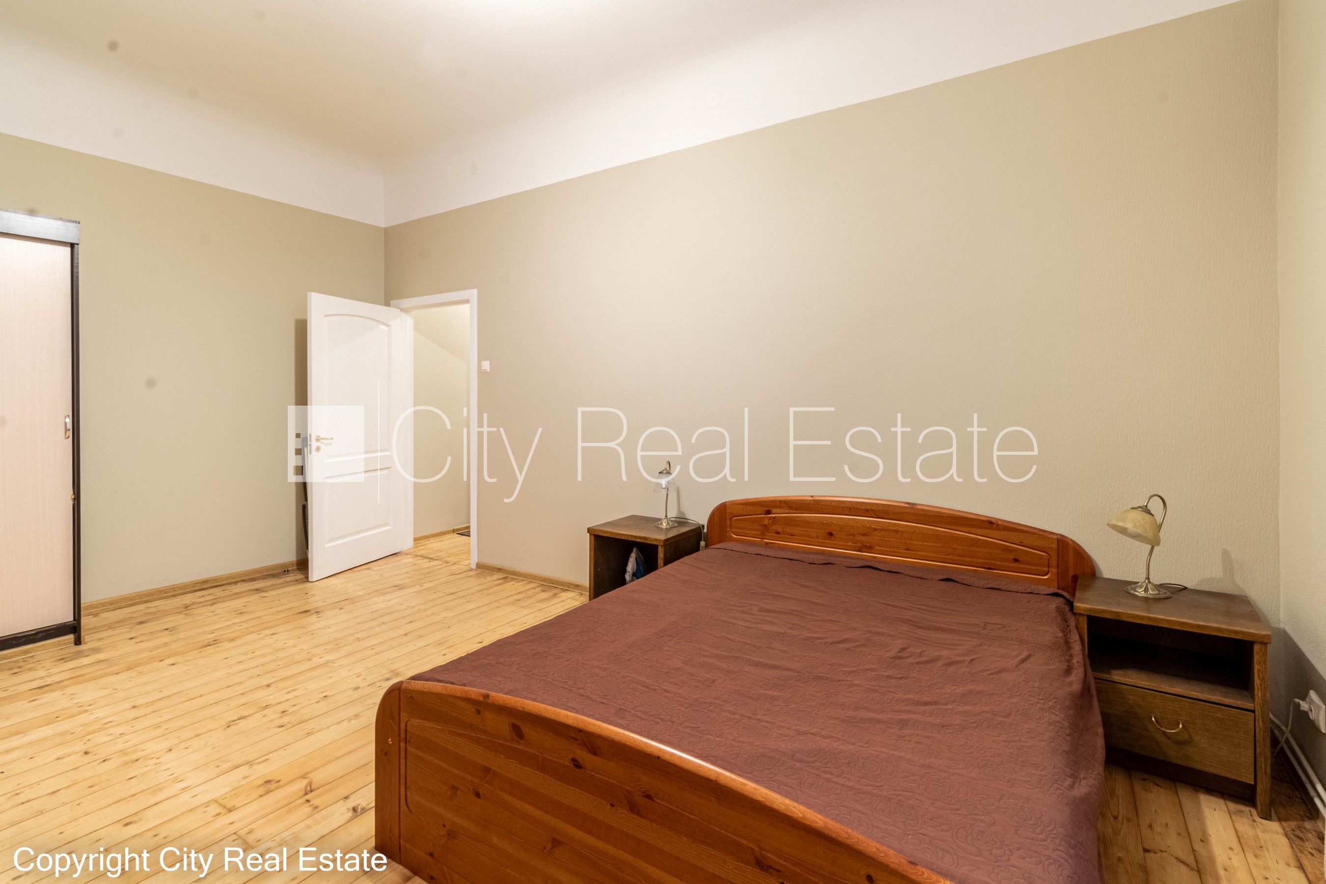 Sludinājumi. Pagalma māja, labiekārtots apzaļumots pagalms, objektu apsargā fiziskā apsardze, pagalmā bērnu Cena: 1100 EUR/mēn Foto #8