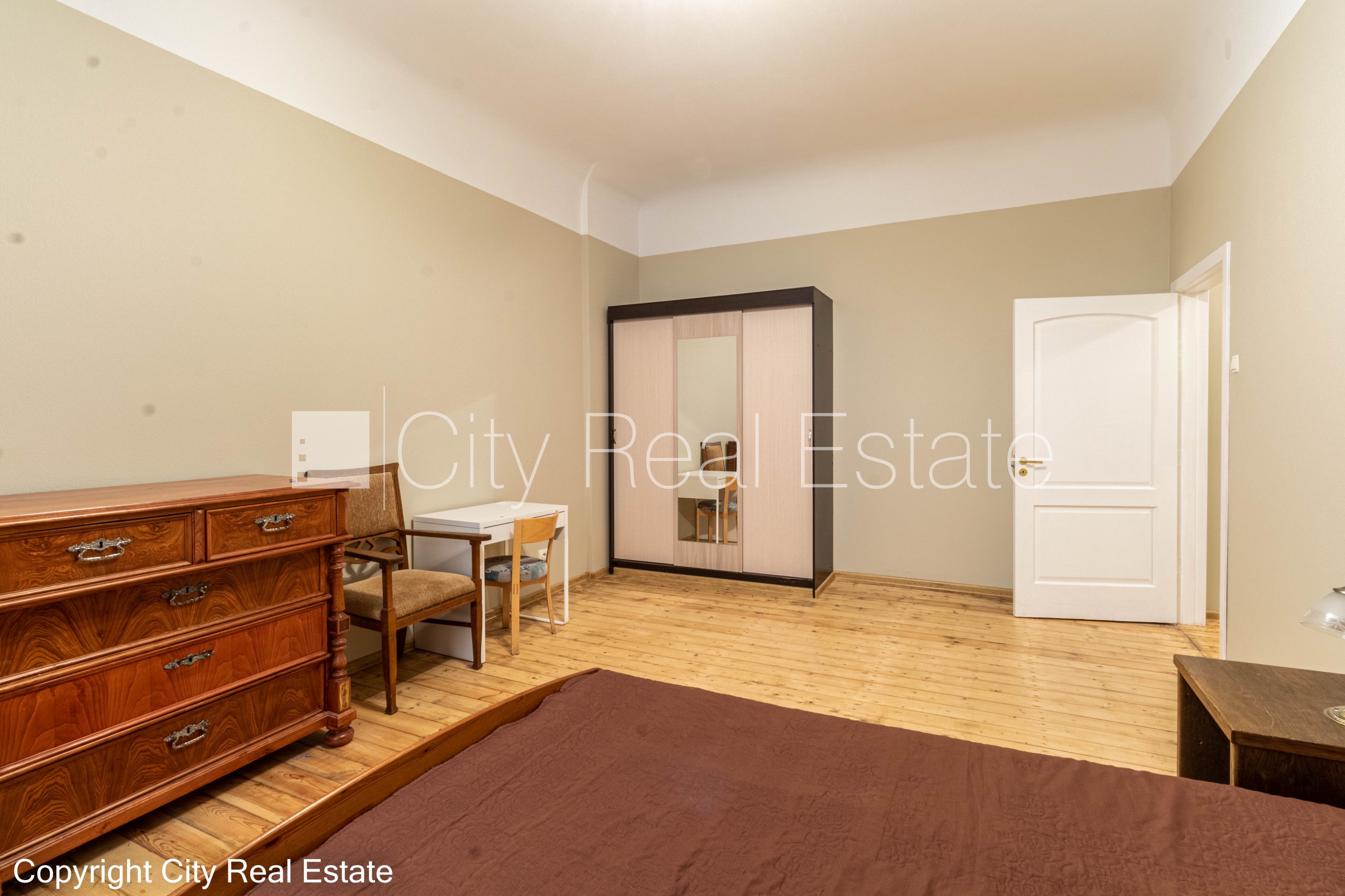 Sludinājumi. Pagalma māja, labiekārtots apzaļumots pagalms, objektu apsargā fiziskā apsardze, pagalmā bērnu Cena: 1100 EUR/mēn Foto #7