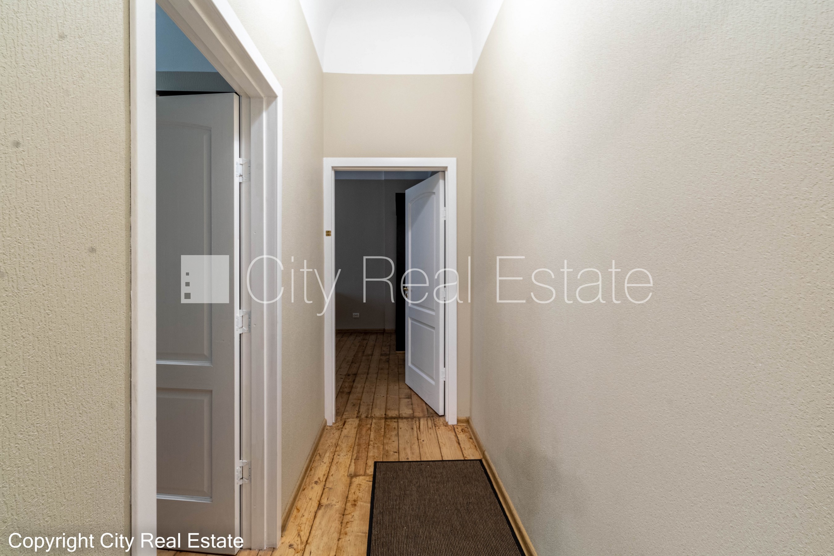 Sludinājumi. Pagalma māja, labiekārtots apzaļumots pagalms, objektu apsargā fiziskā apsardze, pagalmā bērnu Cena: 1100 EUR/mēn Foto #11