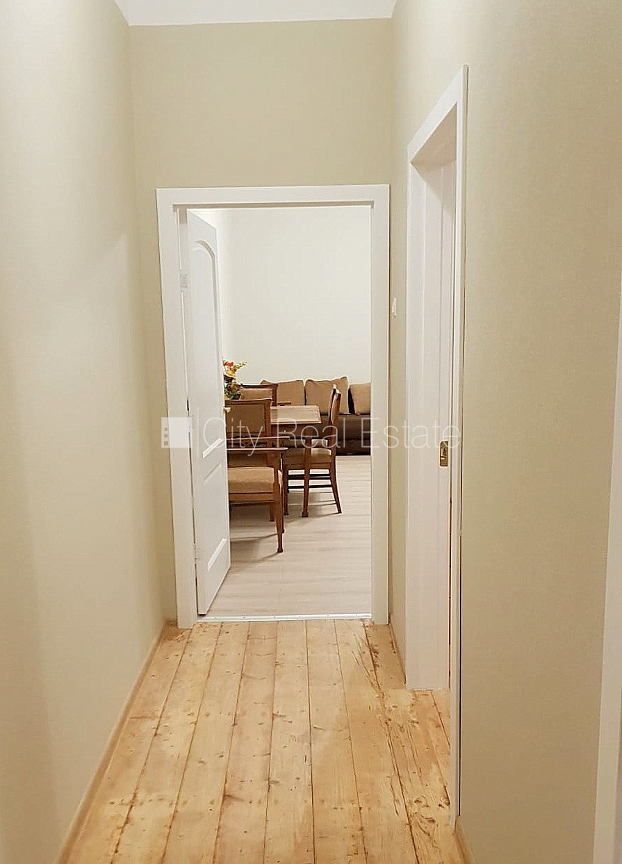 Sludinājumi. Pagalma māja, labiekārtots apzaļumots pagalms, objektu apsargā fiziskā apsardze, pagalmā bērnu Cena: 1100 EUR/mēn Foto #4