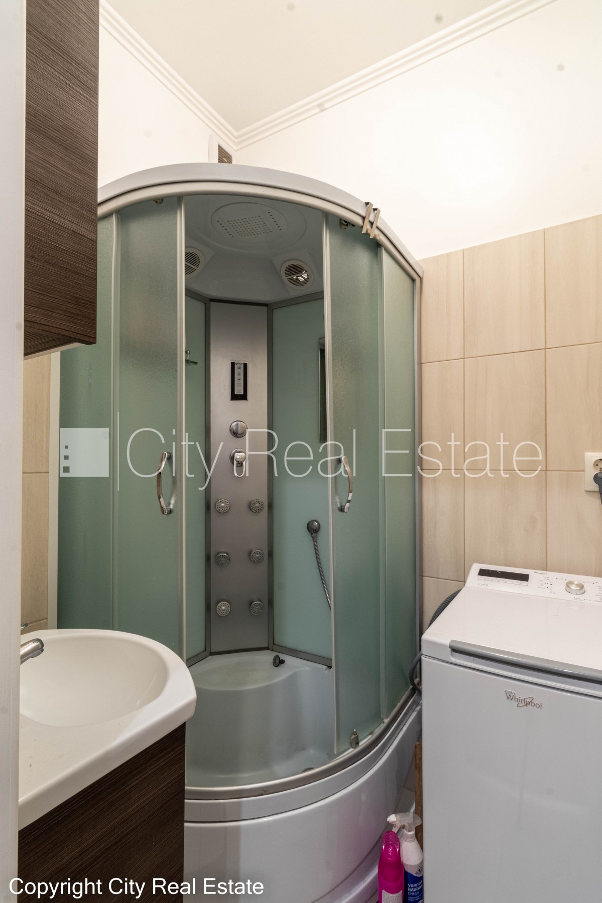 Sludinājumi. Pagalma māja, labiekārtots apzaļumots pagalms, objektu apsargā fiziskā apsardze, pagalmā bērnu Cena: 1100 EUR/mēn Foto #16