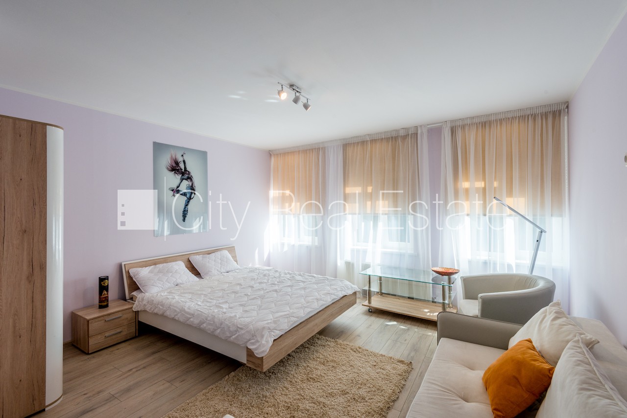 Sludinājumi. Fasādes māja, labiekārtota apzaļumota teritorija, studio tipa, virtuve apvienota ar istabu, pilnā Cena: 340 EUR/mēn Foto #1