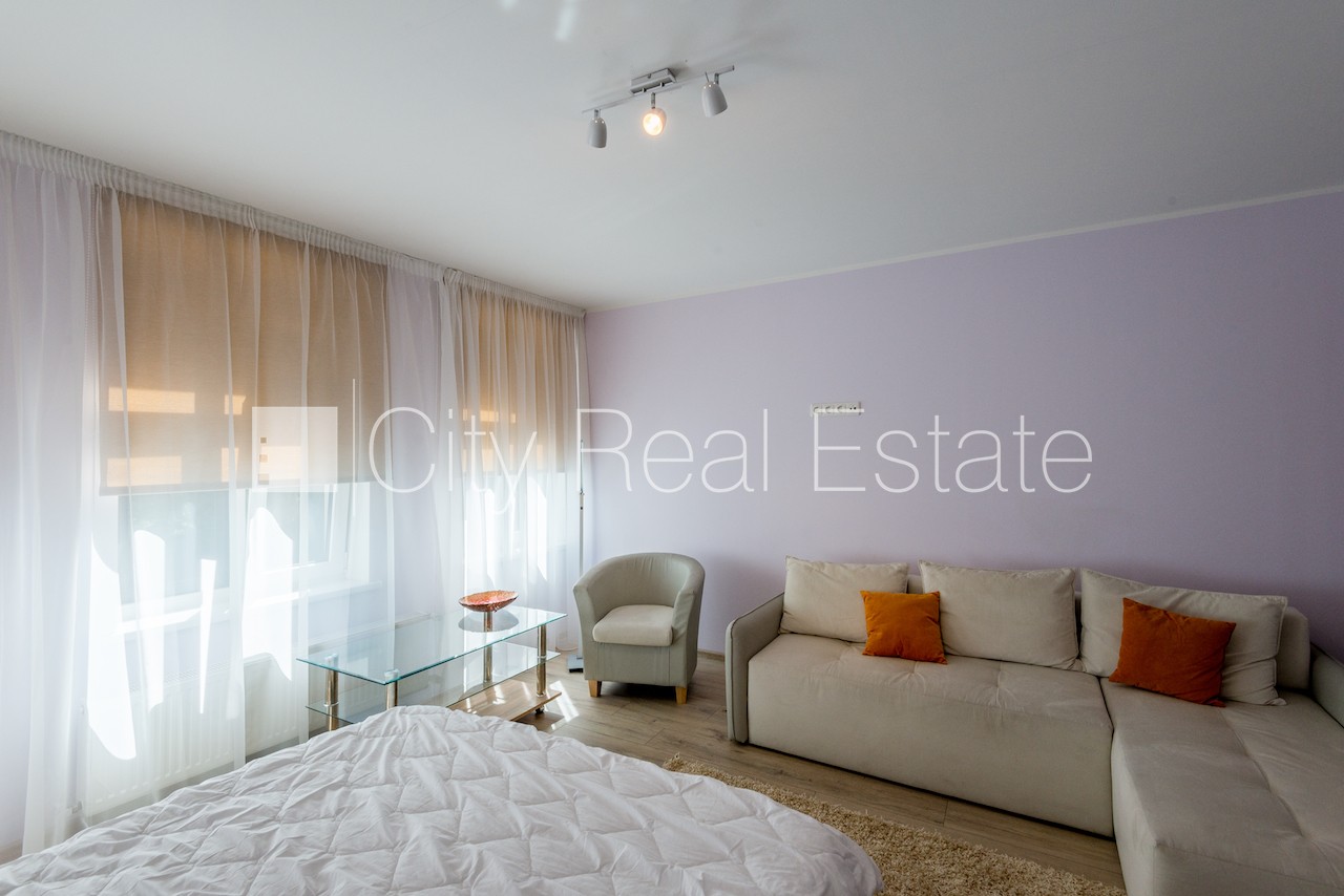 Sludinājumi. Fasādes māja, labiekārtota apzaļumota teritorija, studio tipa, virtuve apvienota ar istabu, pilnā Cena: 340 EUR/mēn Foto #3