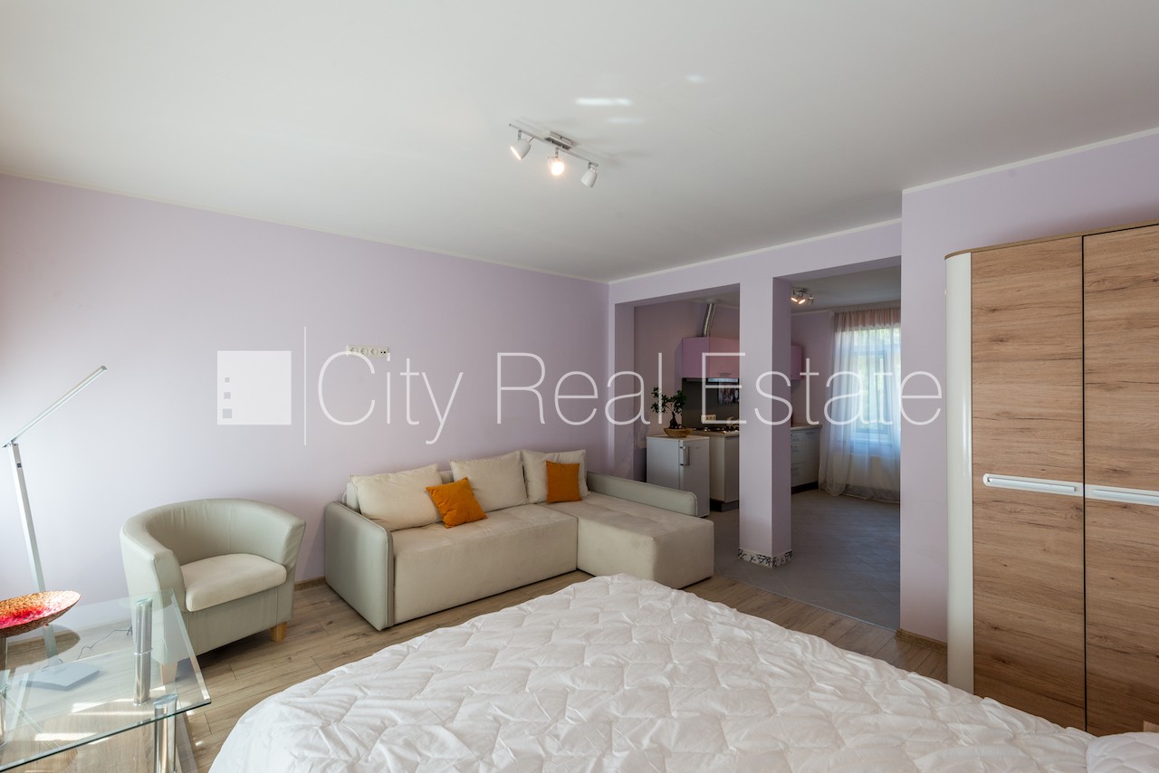 Sludinājumi. Fasādes māja, labiekārtota apzaļumota teritorija, studio tipa, virtuve apvienota ar istabu, pilnā Cena: 340 EUR/mēn Foto #4