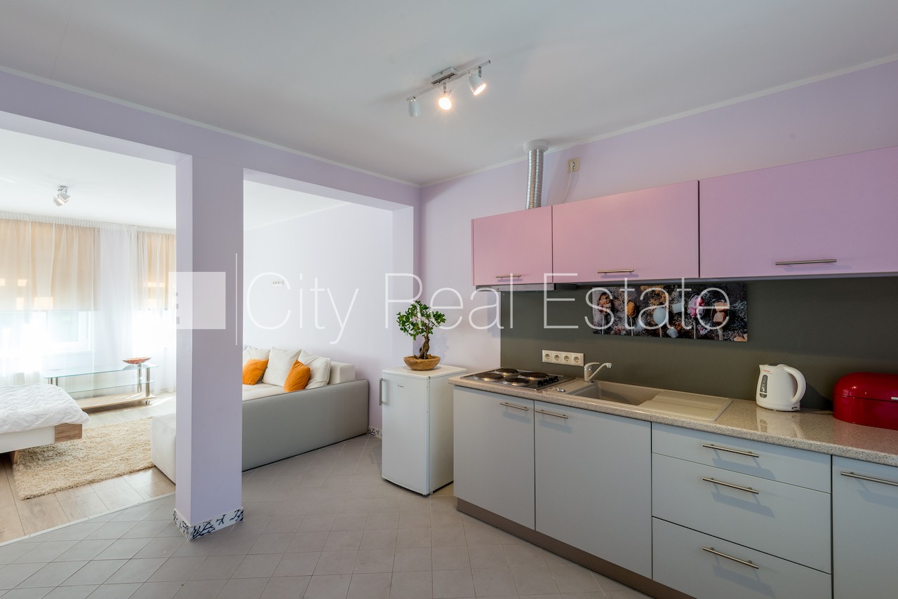 Sludinājumi. Fasādes māja, labiekārtota apzaļumota teritorija, studio tipa, virtuve apvienota ar istabu, pilnā Cena: 340 EUR/mēn Foto #5