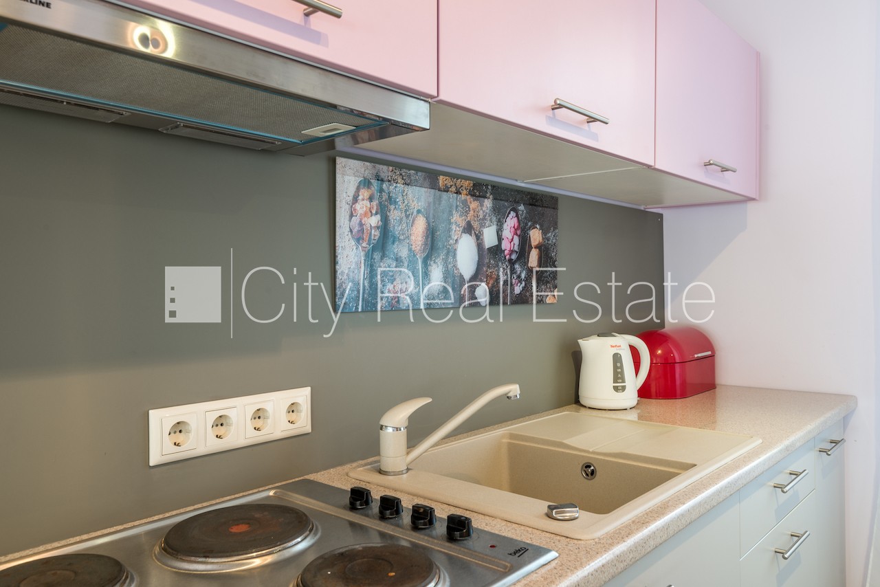 Sludinājumi. Fasādes māja, labiekārtota apzaļumota teritorija, studio tipa, virtuve apvienota ar istabu, pilnā Cena: 340 EUR/mēn Foto #6