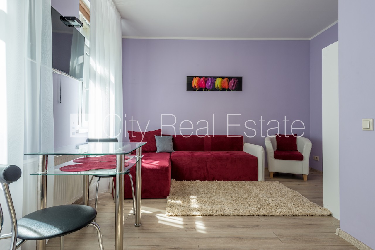 Sludinājumi. Fasādes māja, labiekārtota apzaļumota teritorija, vieta automašīnai, studio tipa, virtuve apvienota Cena: 320 EUR/mēn Foto #1