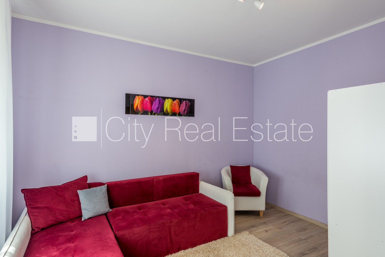 Sludinājumi. Fasādes māja, labiekārtota apzaļumota teritorija, vieta automašīnai, studio tipa, virtuve apvienota Cena: 320 EUR/mēn Foto #3