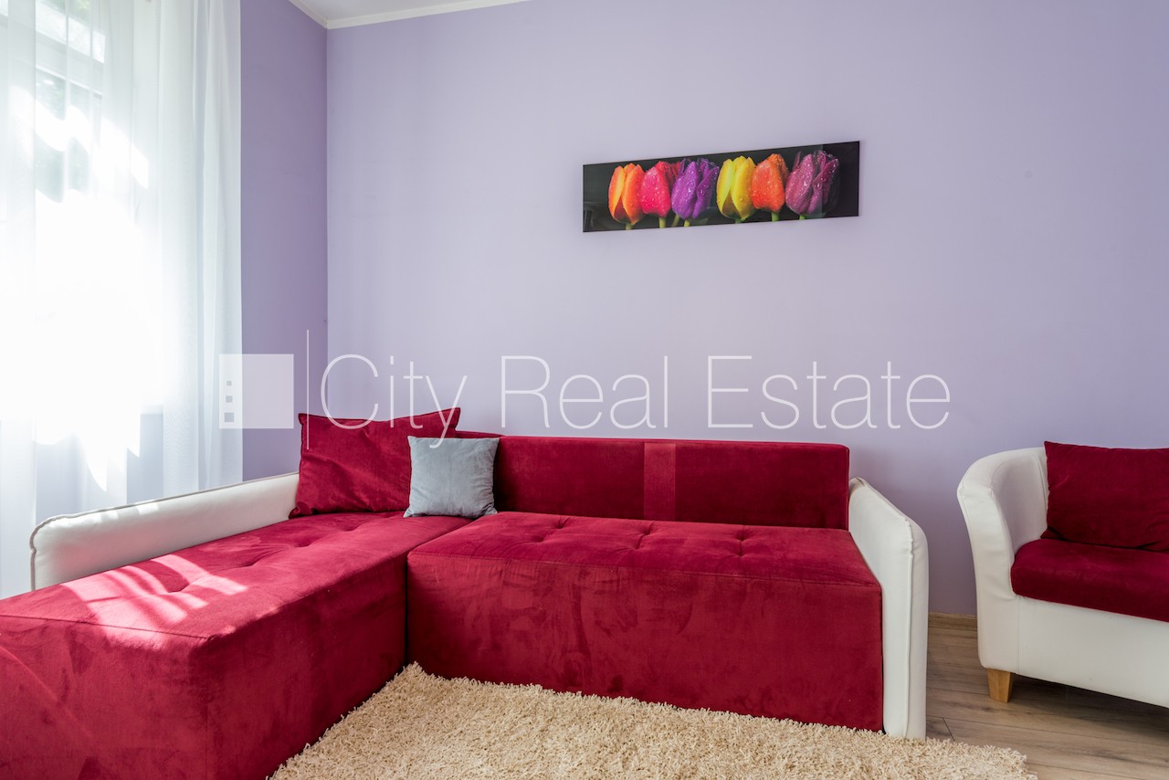 Sludinājumi. Fasādes māja, labiekārtota apzaļumota teritorija, vieta automašīnai, studio tipa, virtuve apvienota Cena: 320 EUR/mēn Foto #4