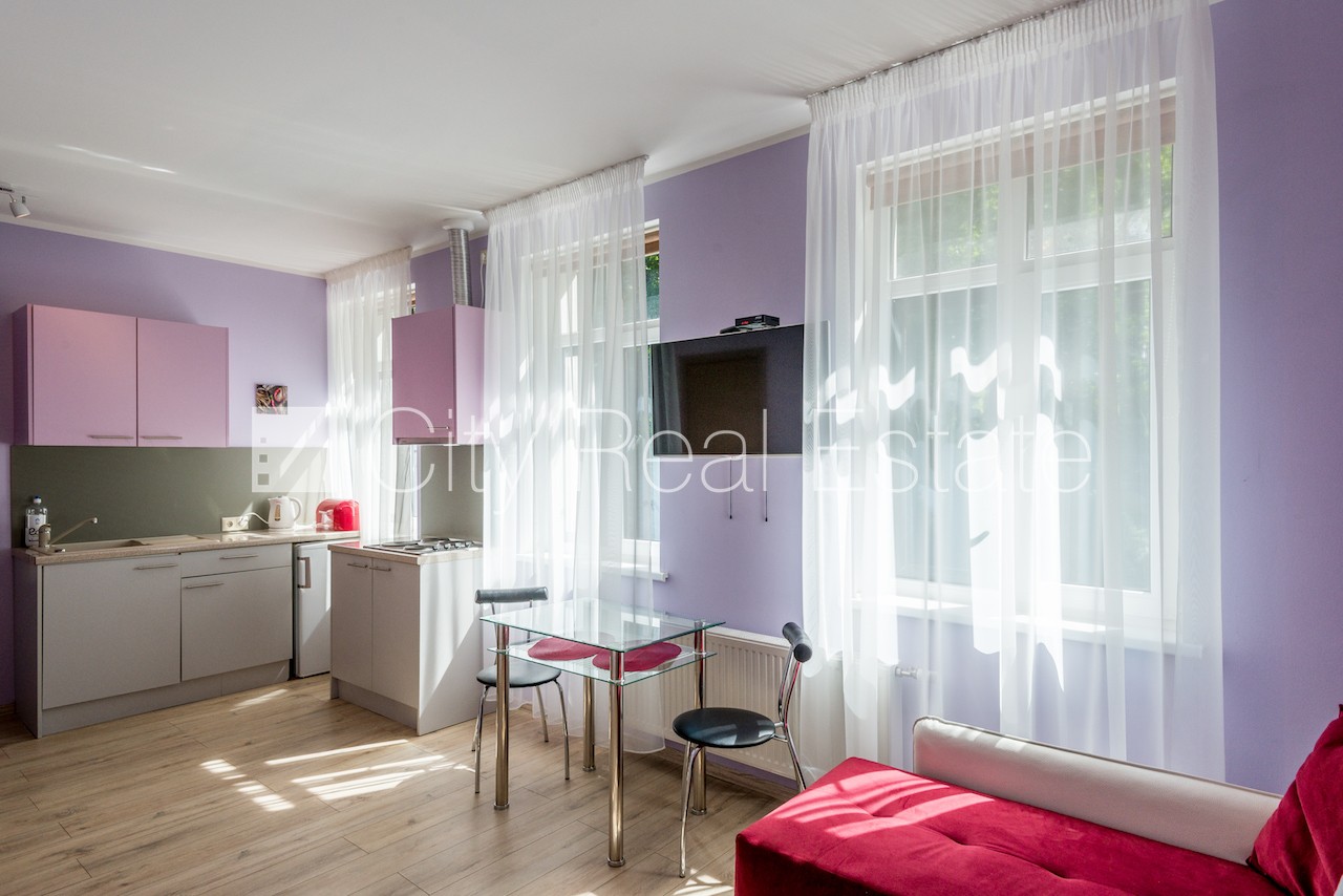 Sludinājumi. Fasādes māja, labiekārtota apzaļumota teritorija, vieta automašīnai, studio tipa, virtuve apvienota Cena: 320 EUR/mēn Foto #5