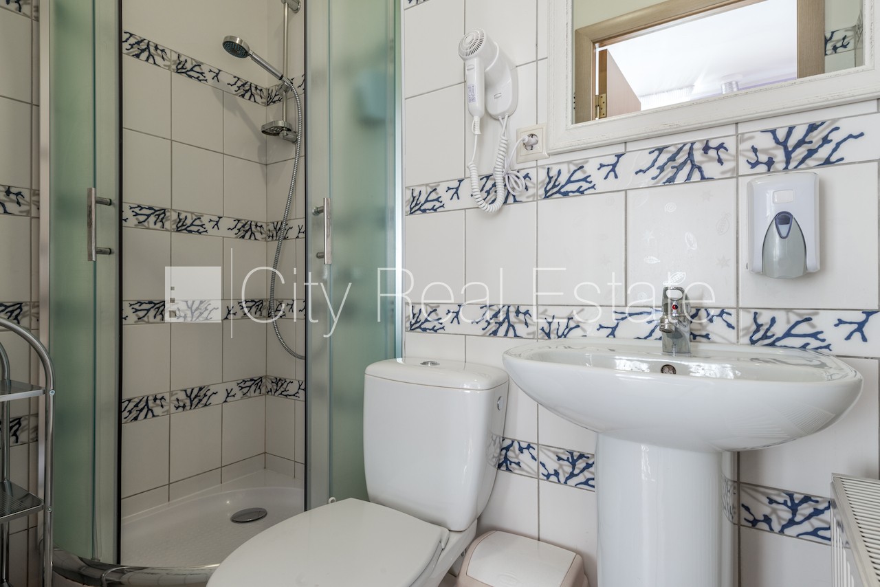 Sludinājumi. Fasādes māja, labiekārtota apzaļumota teritorija, vieta automašīnai, studio tipa, virtuve apvienota Cena: 320 EUR/mēn Foto #7