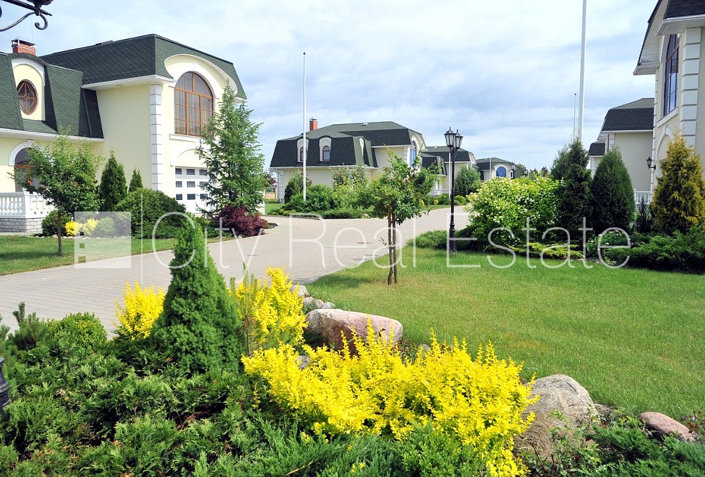 Sludinājumi. Zeme īpašumā, privātmāja, jaunceltne, labiekārtota apzaļumota teritorija 1200 m2, bruģēts Cena: 295000 EUR Foto #1