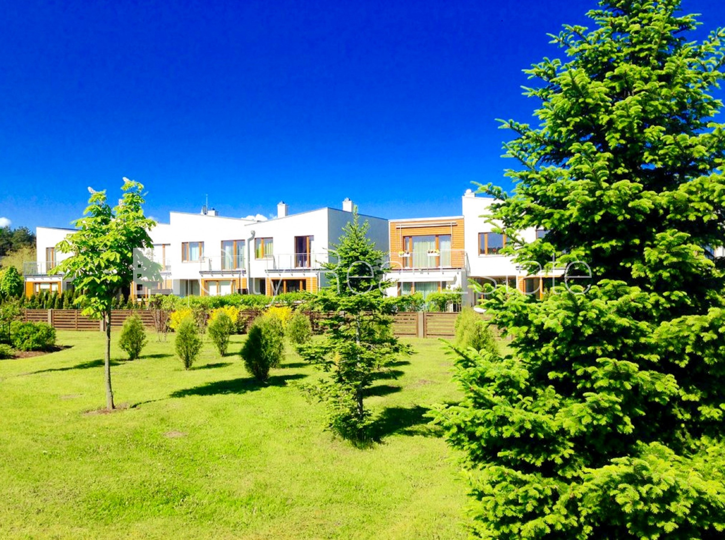 Sludinājumi. Projekts - Saliena, rindu māja, jaunceltne, fasāde ar dekoratīvo apmetumu, gāzbetona bloku sienas Cena: 360000 EUR Foto #1