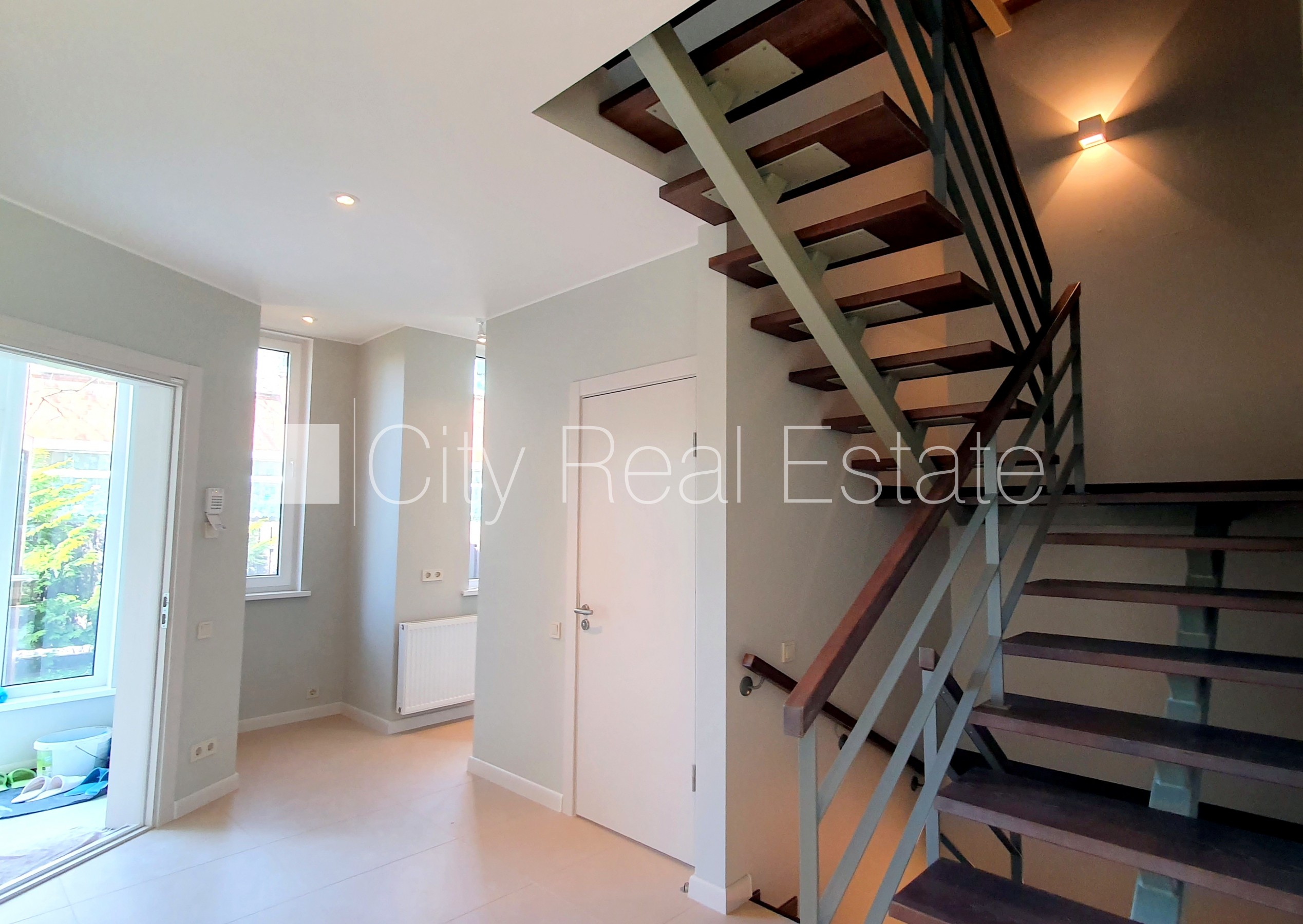 Объявление. Земля в собственности, рядный дом, новостройка, стены из керамзитных блоков, фасад с декоративной Цена: 280000 EUR Foto #22