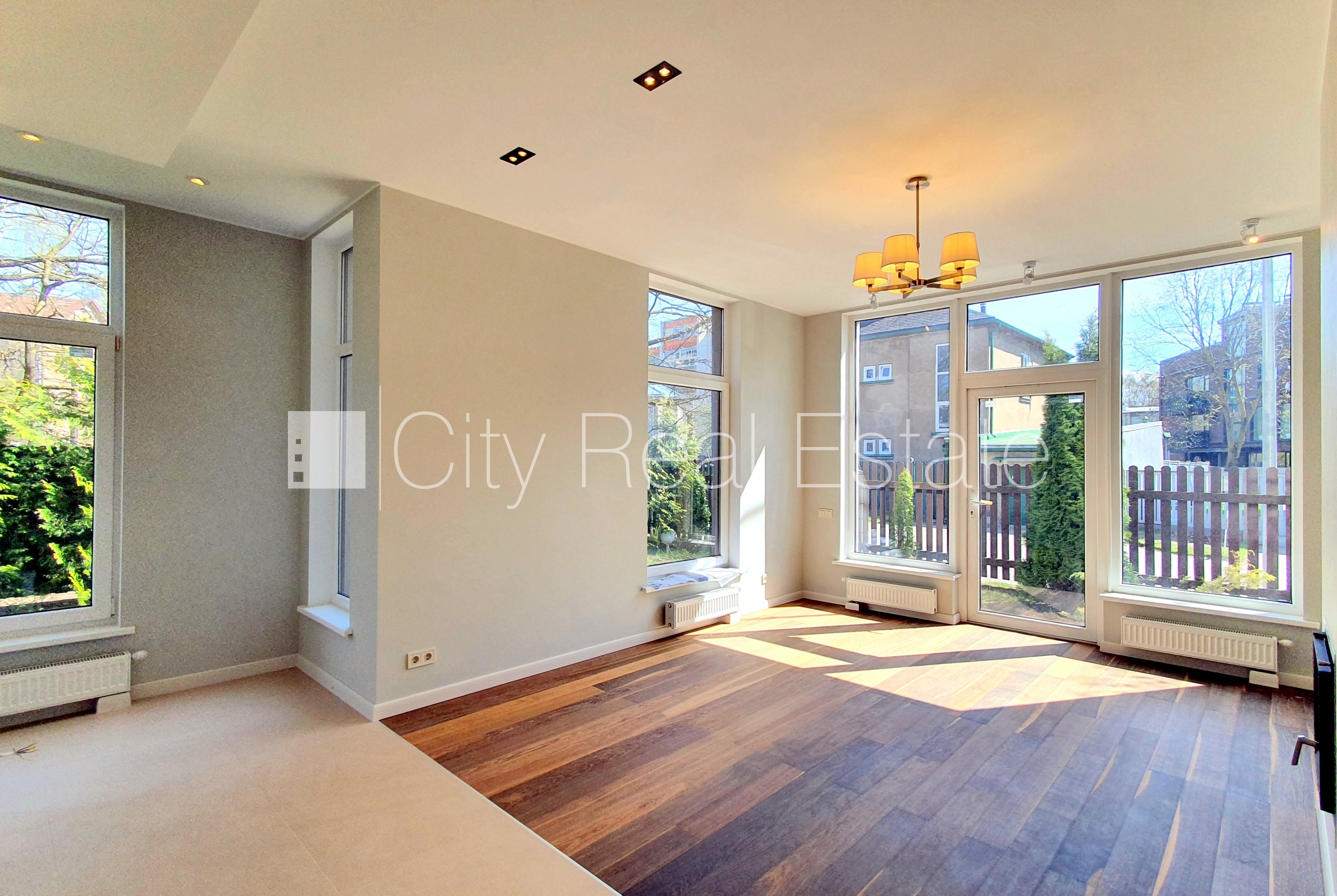 Объявление. Земля в собственности, рядный дом, новостройка, стены из керамзитных блоков, фасад с декоративной Цена: 280000 EUR Foto #8