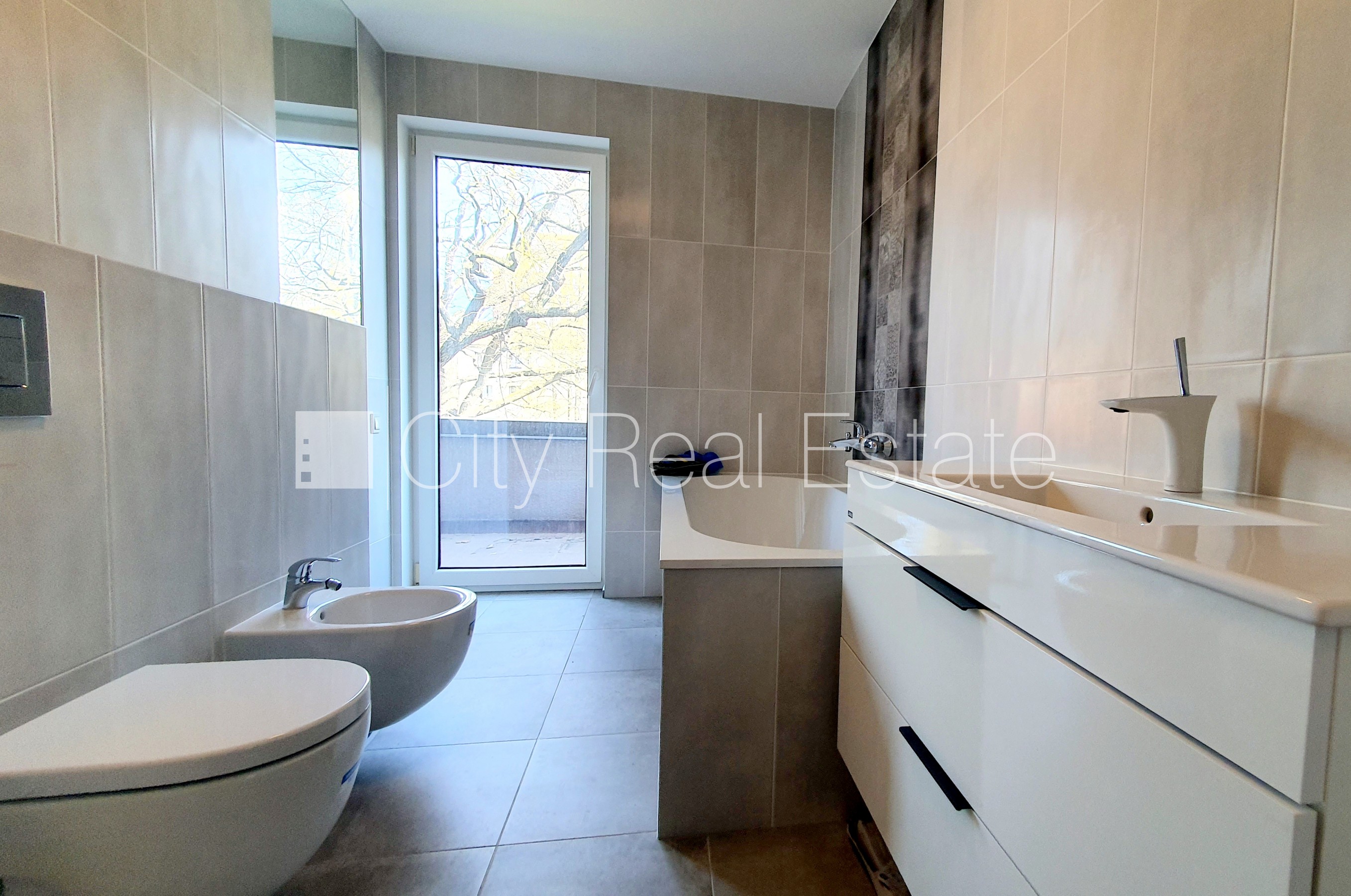 Объявление. Земля в собственности, рядный дом, новостройка, стены из керамзитных блоков, фасад с декоративной Цена: 280000 EUR Foto #15