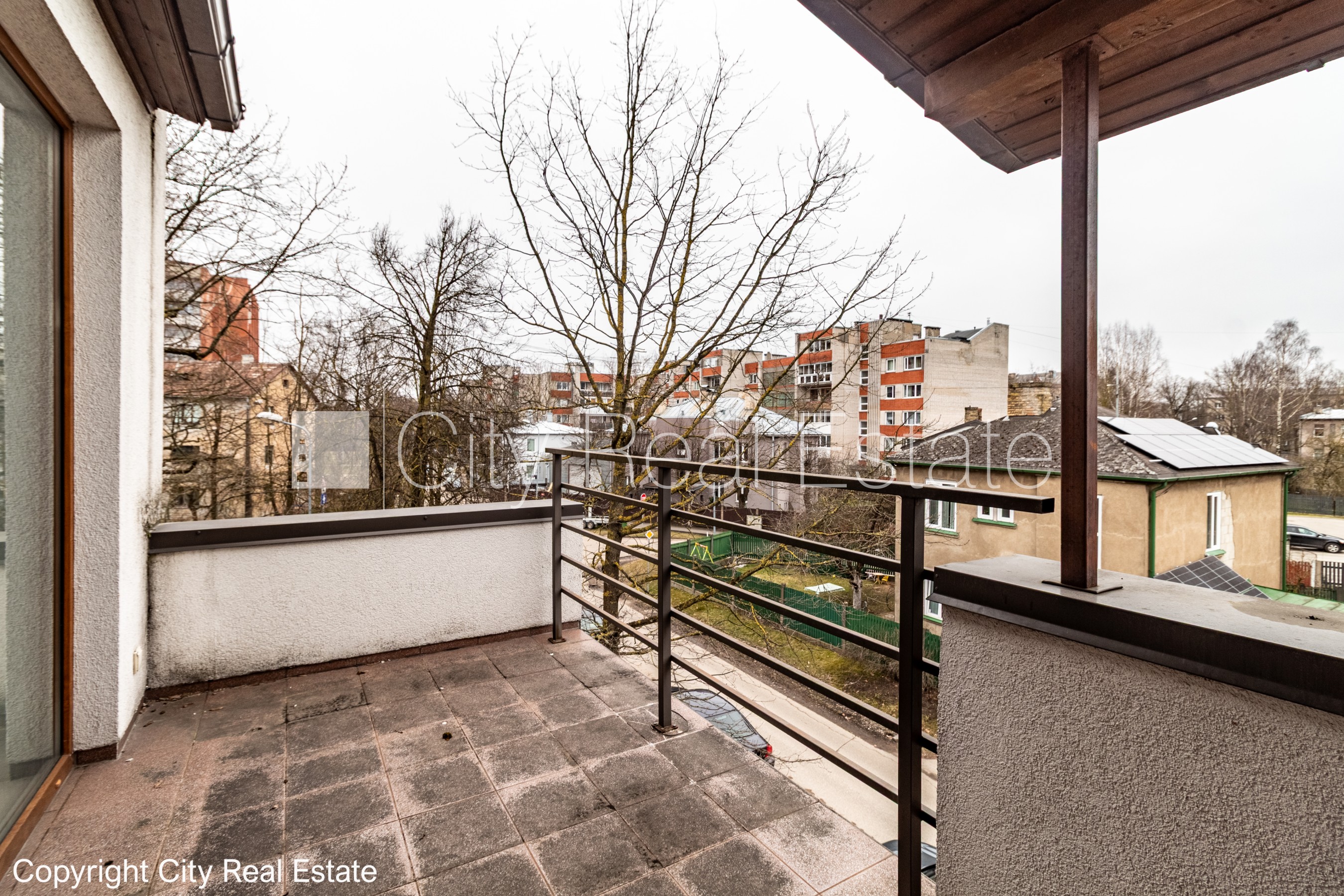 Объявление. Земля в собственности, рядный дом, новостройка, стены из керамзитных блоков, фасад с декоративной Цена: 280000 EUR Foto #2