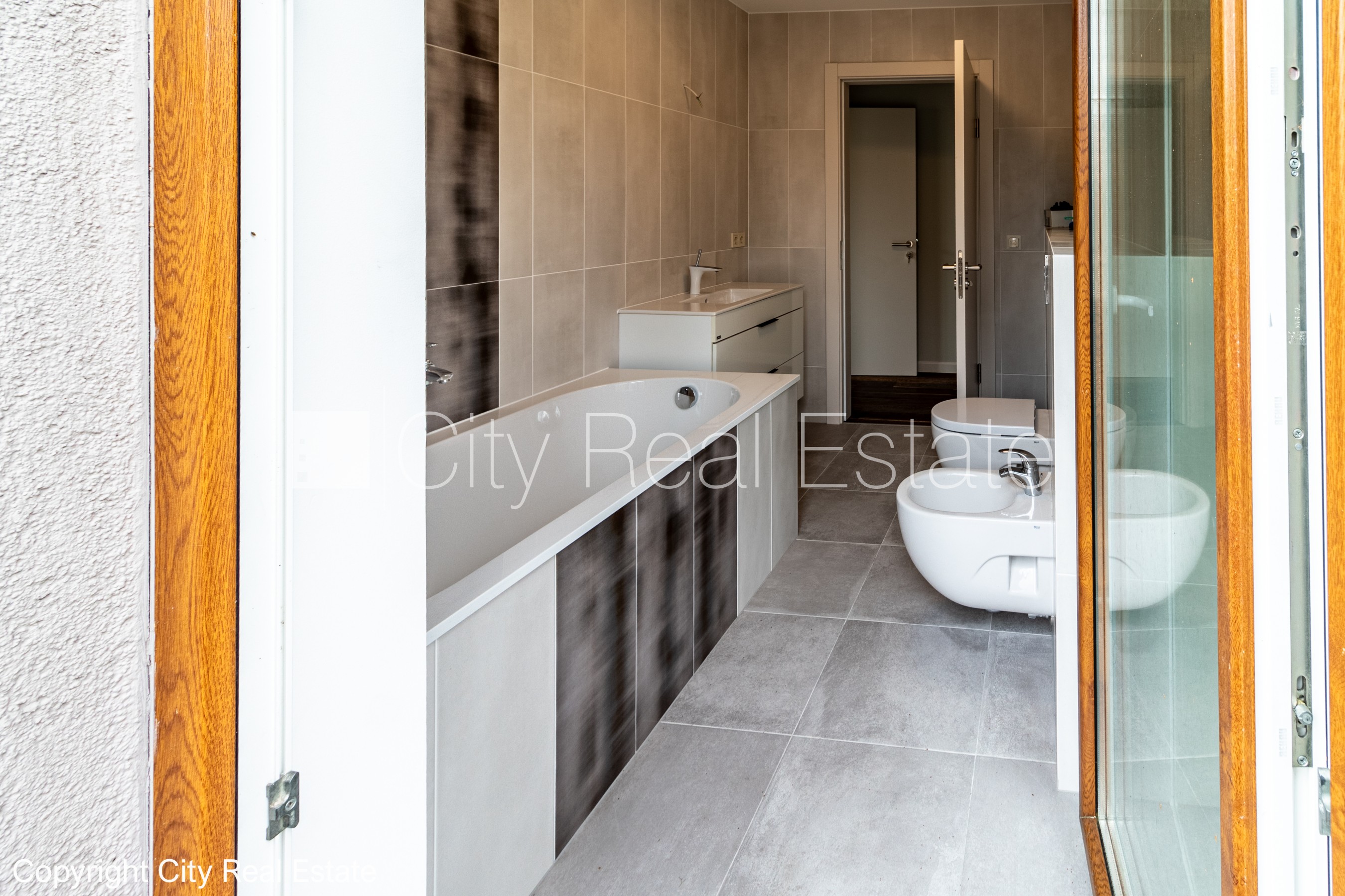 Объявление. Земля в собственности, рядный дом, новостройка, стены из керамзитных блоков, фасад с декоративной Цена: 280000 EUR Foto #18