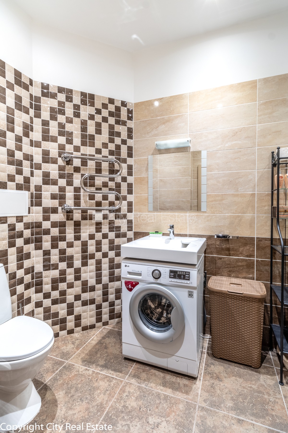 Sludinājumi. Fasādes māja, labiekārtota apzaļumota teritorija, vieta automašīnai, luksuss apartamenti , logi Cena: 600 EUR/mēn Foto #14