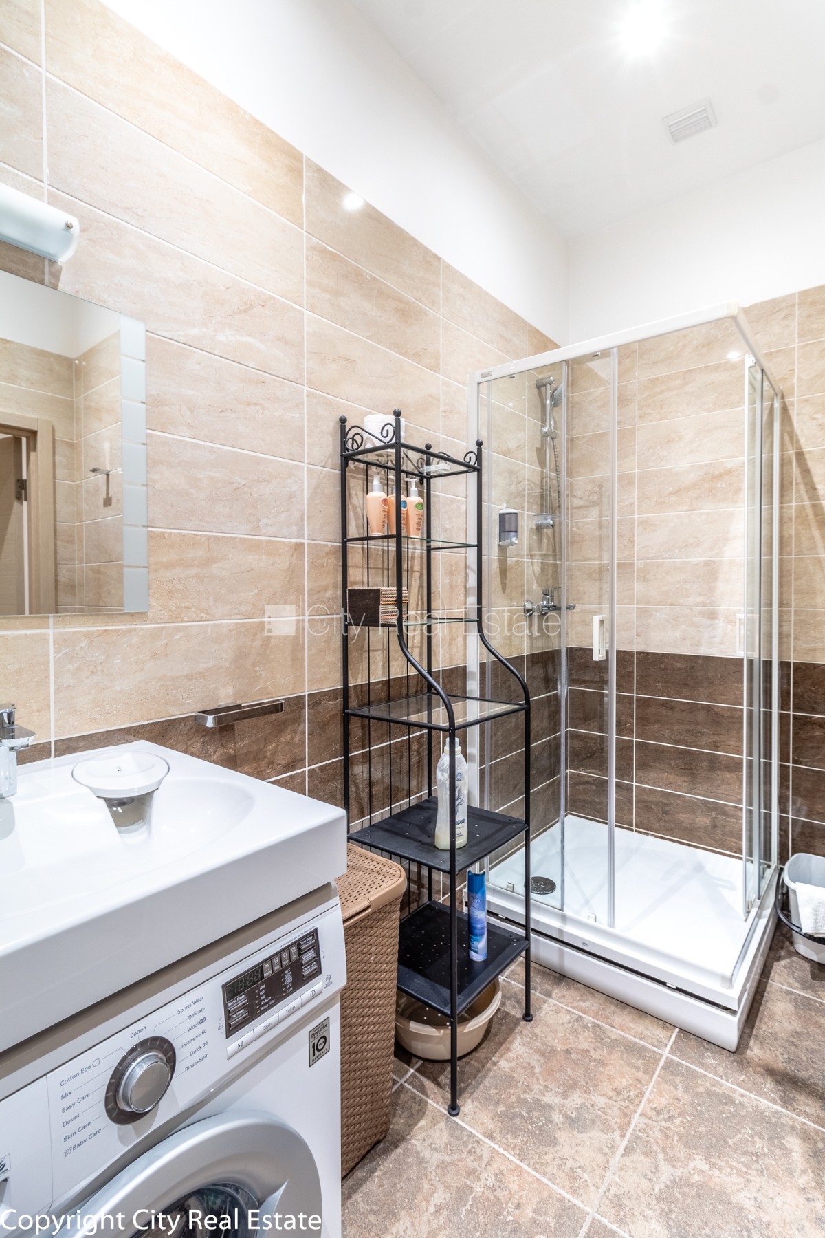 Sludinājumi. Fasādes māja, labiekārtota apzaļumota teritorija, vieta automašīnai, luksuss apartamenti , logi Cena: 600 EUR/mēn Foto #15