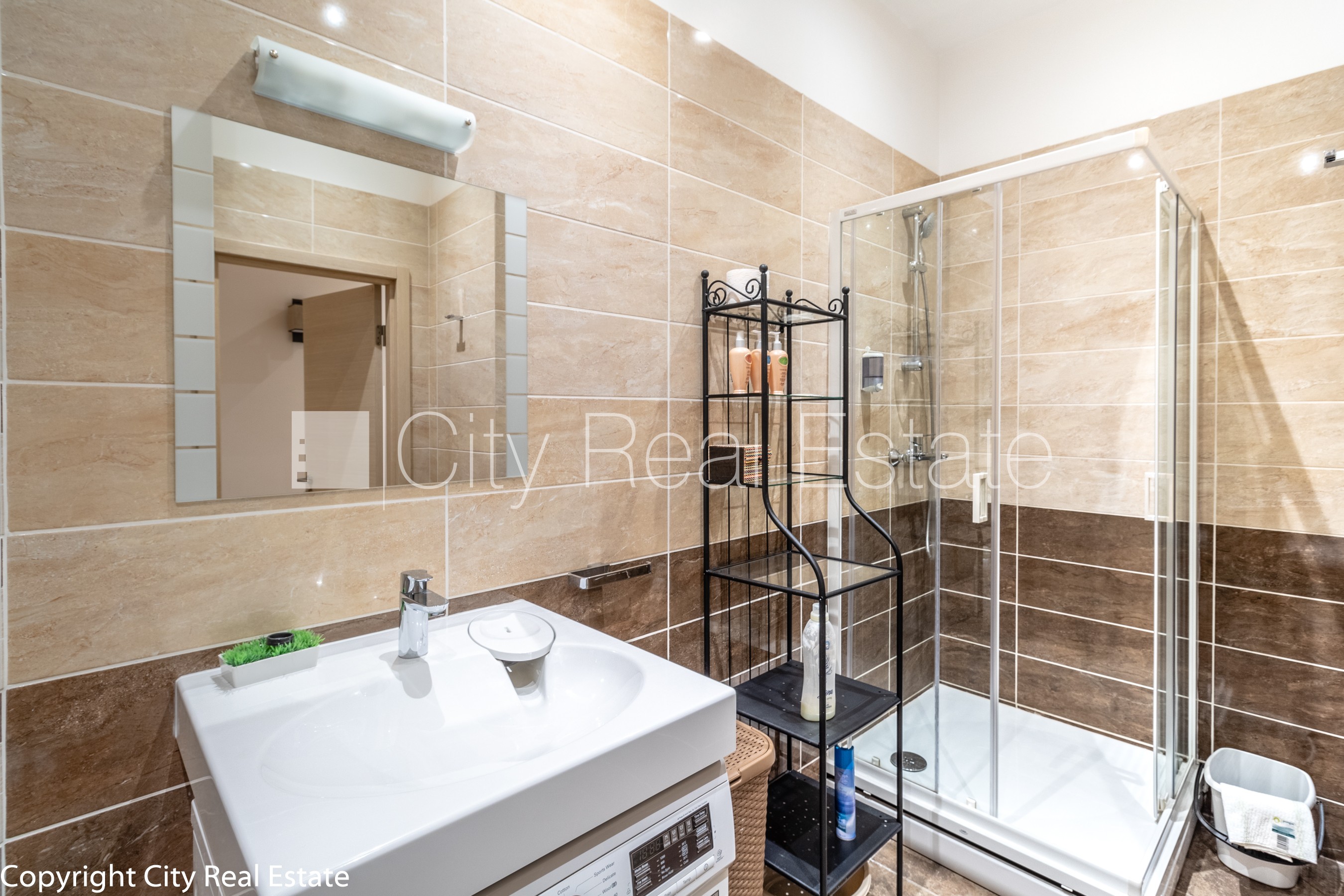 Sludinājumi. Fasādes māja, labiekārtota apzaļumota teritorija, vieta automašīnai, luksuss apartamenti , logi Cena: 600 EUR/mēn Foto #16