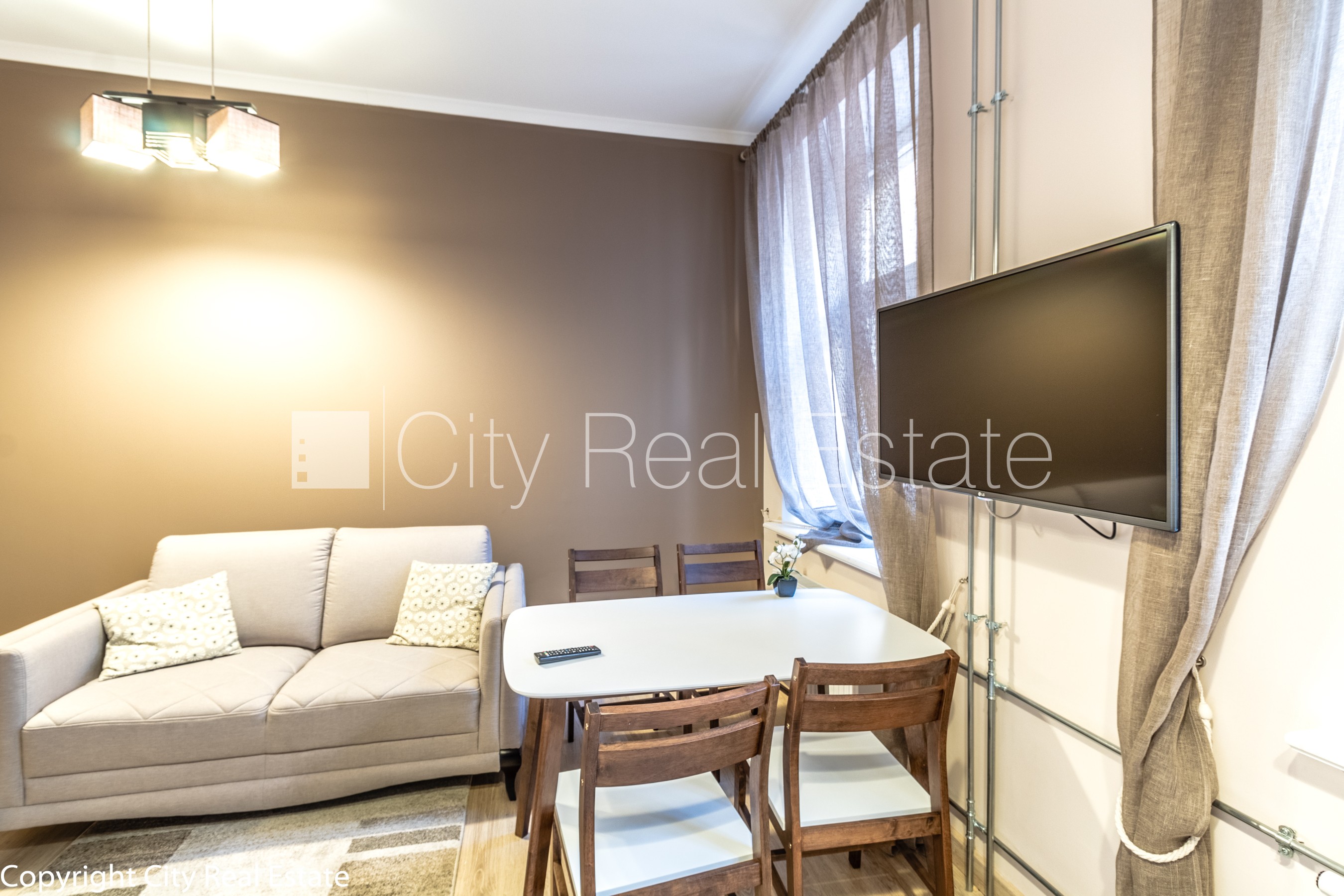 Sludinājumi. Fasādes māja, labiekārtota apzaļumota teritorija, vieta automašīnai, luksuss apartamenti , logi Cena: 600 EUR/mēn Foto #2