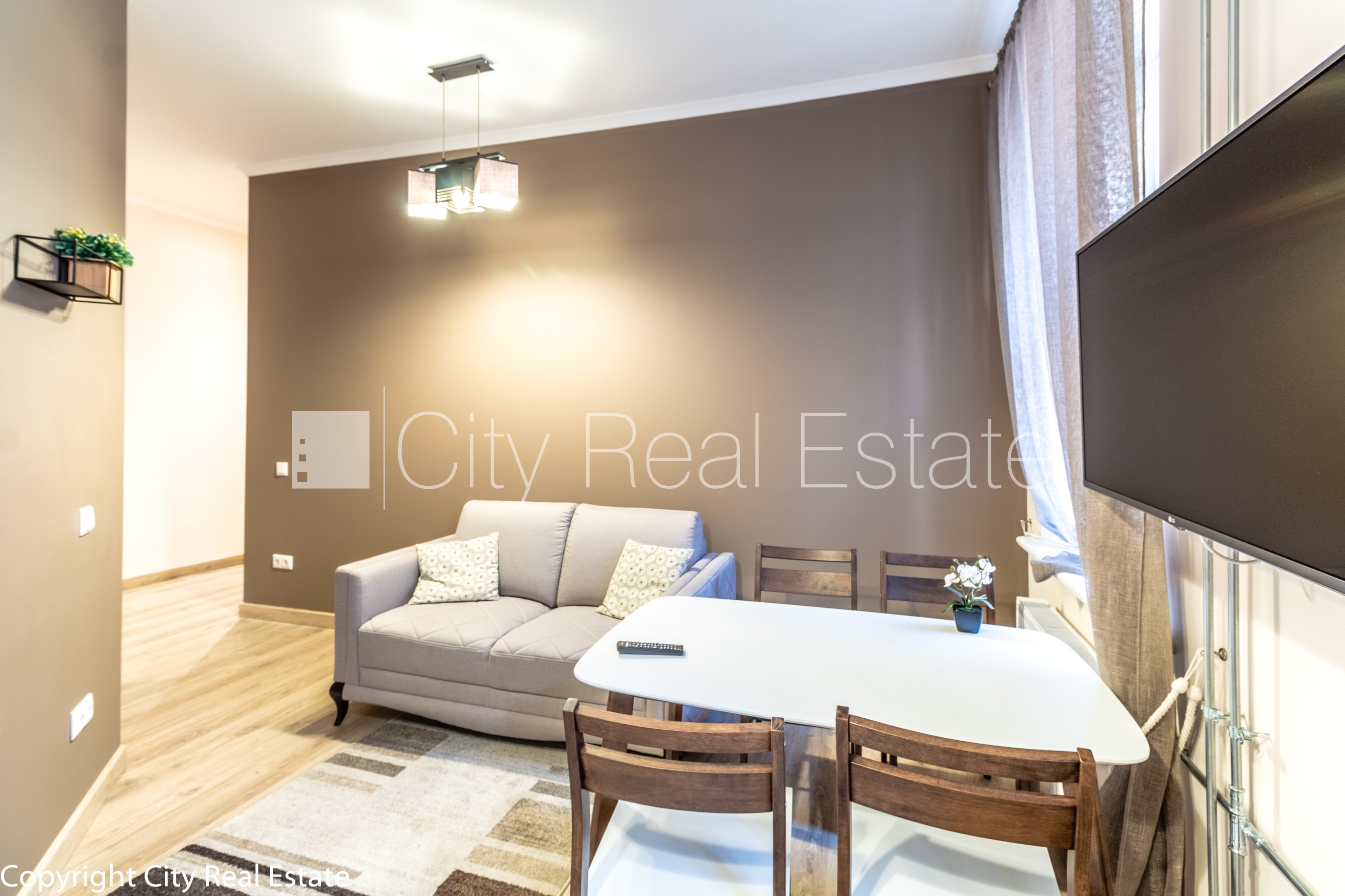 Sludinājumi. Fasādes māja, labiekārtota apzaļumota teritorija, vieta automašīnai, luksuss apartamenti , logi Cena: 600 EUR/mēn Foto #1