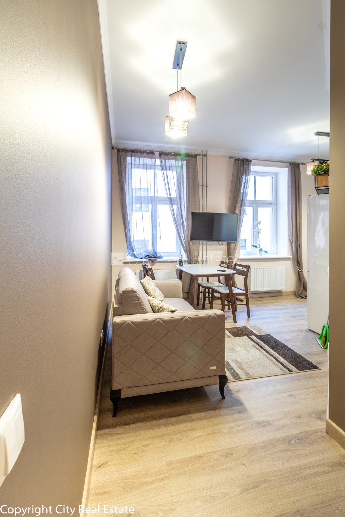 Sludinājumi. Fasādes māja, labiekārtota apzaļumota teritorija, vieta automašīnai, luksuss apartamenti , logi Cena: 600 EUR/mēn Foto #5